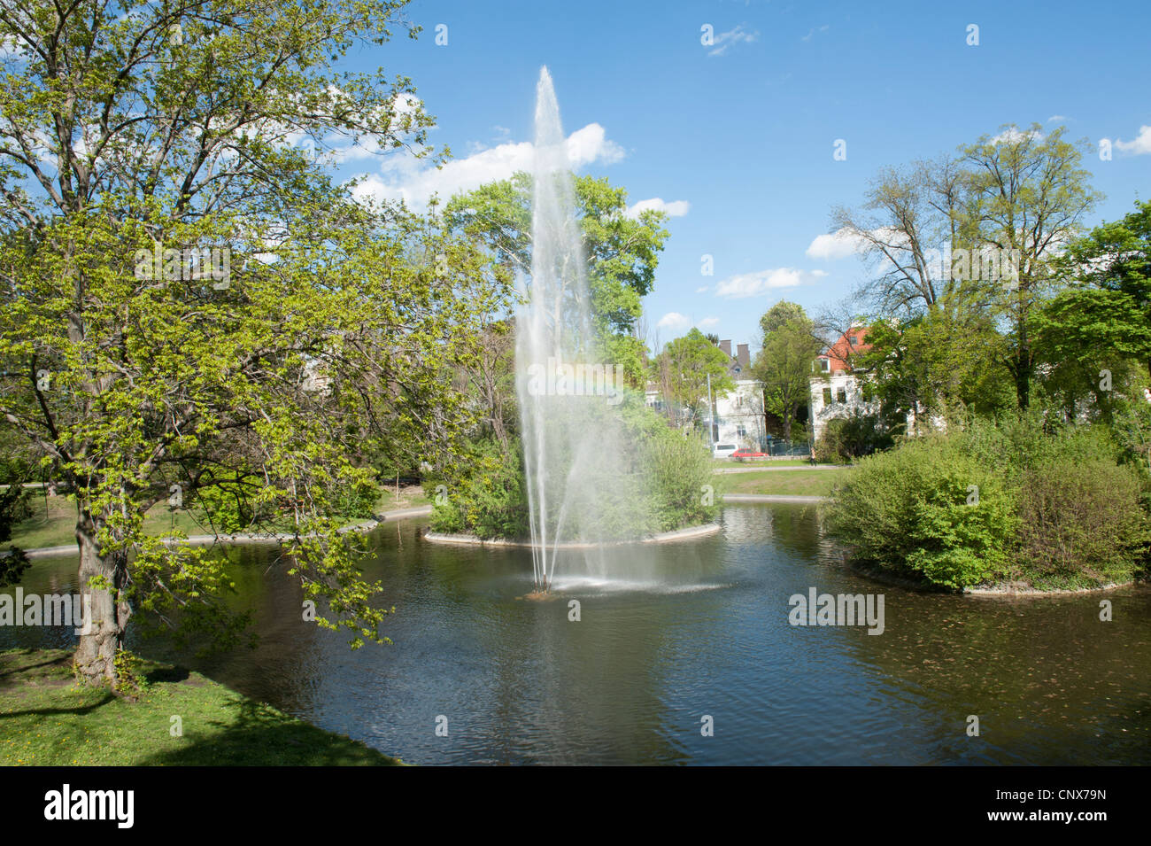 Teich mit Springbrunnen im Türkenschanzpark und Häuser im Hintergrund