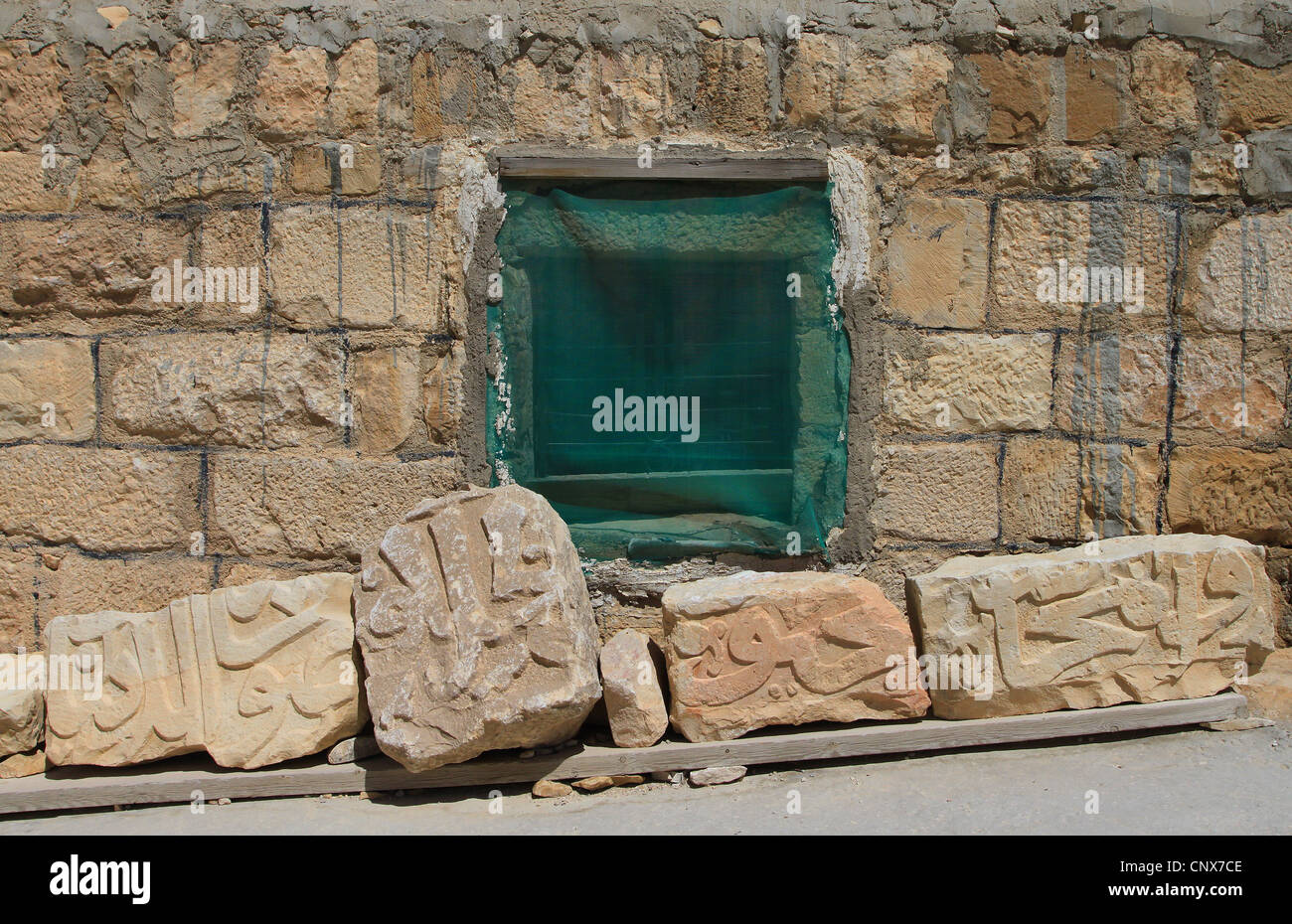 Steinblöcke mit antiken Inschriften. Architektonisches Detail der Kreuzfahrerburg Montreal (Shobak Burg). Shoubak, Jordanien Stockfoto