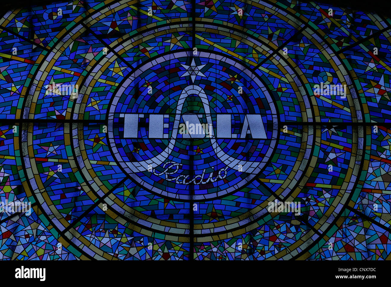 Glasmalerei mit dem Logo von Radio Tesla in der Passage Světozor in Nové Město, Prag, Tschechische Republik. Stockfoto