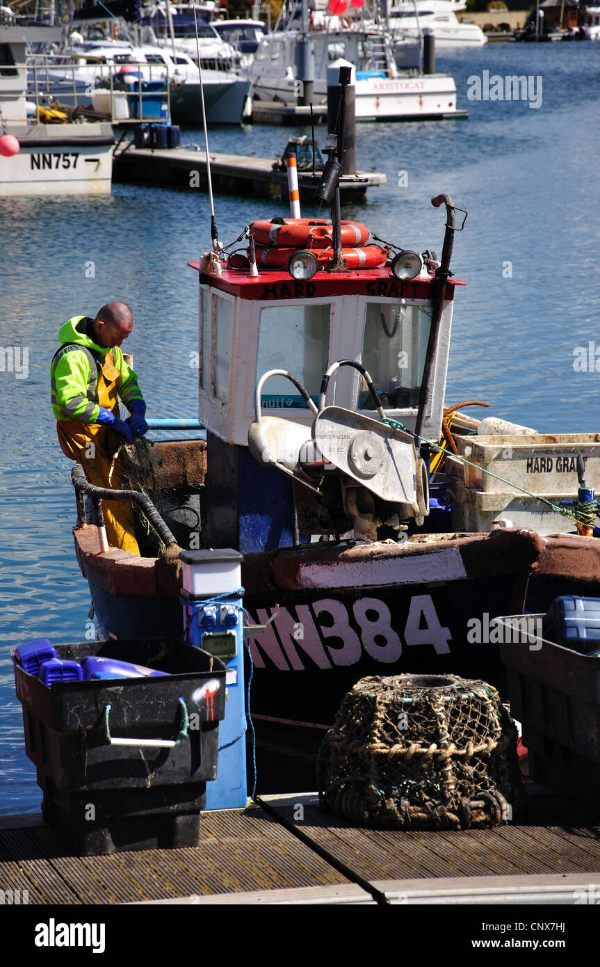 Angelboot/Fischerboot in Sovereign Harbour, Eastbourne, East Sussex, England, Vereinigtes Königreich Stockfoto