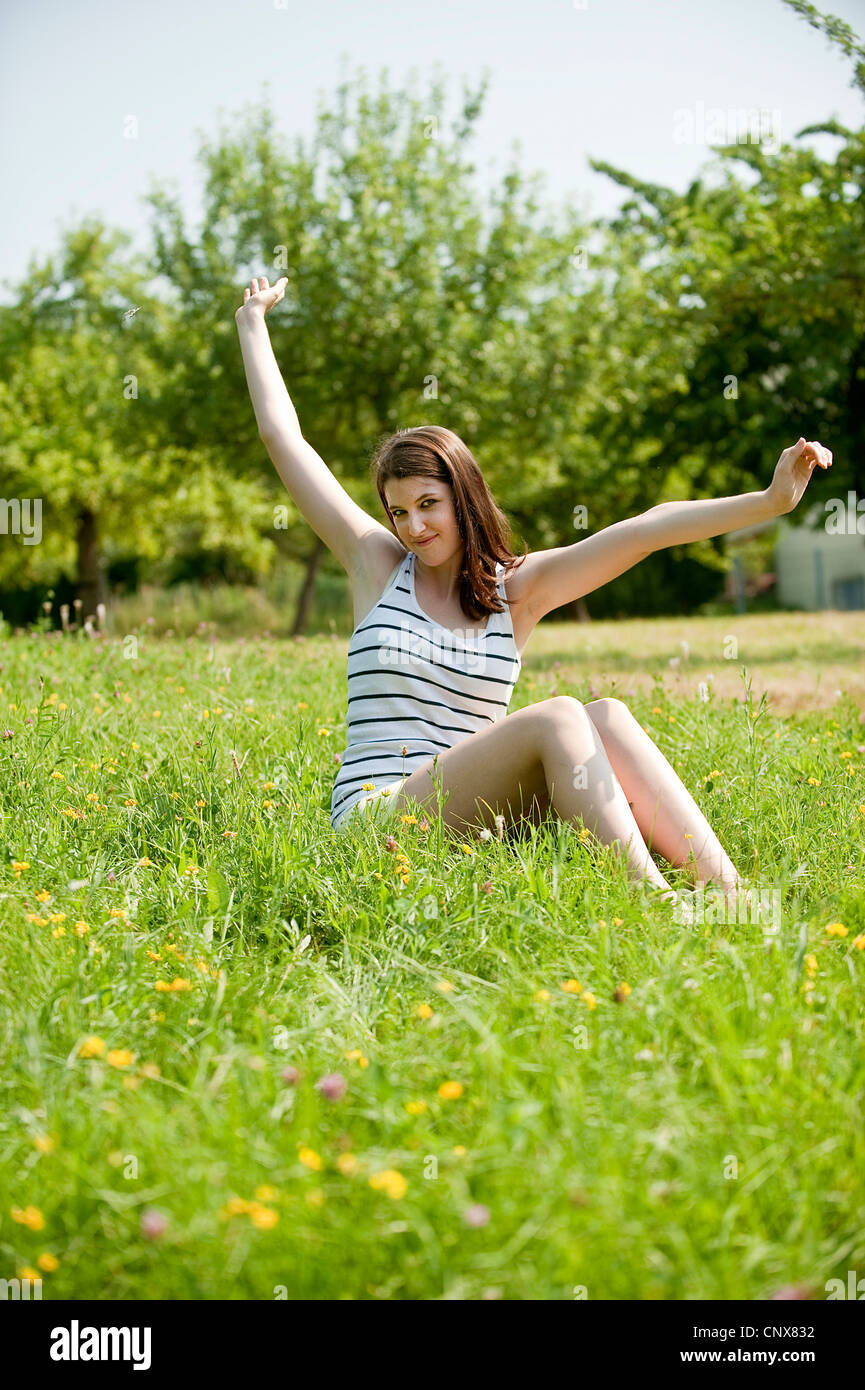 Haariges Girl Wird Auf Der Wiese Durchbohrt Haariges Girl Wird Auf Der Wiese Durchbohrt