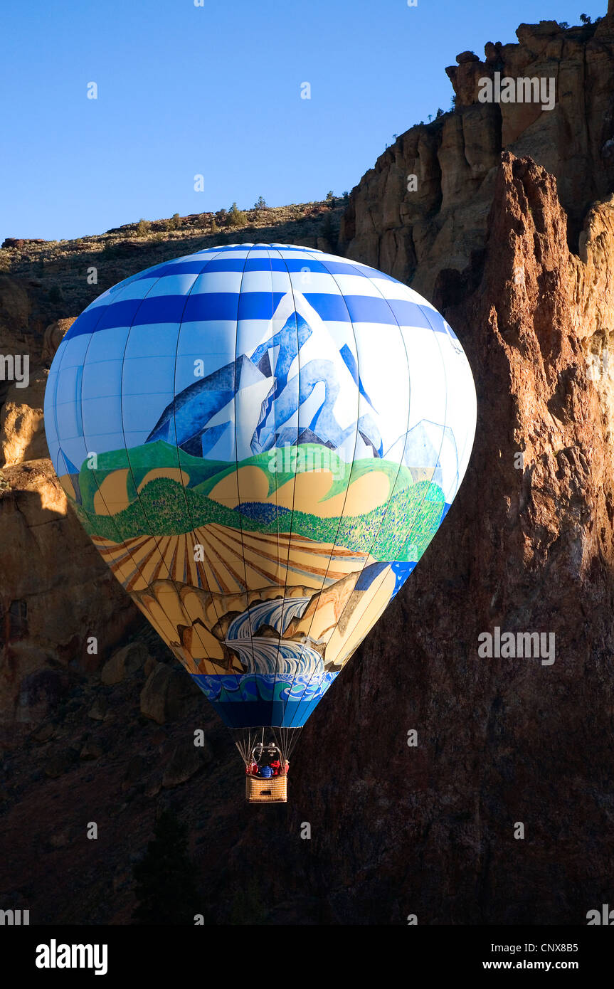 Darren Kling Piloten seinem Heißluftballon im Smith Rock State Park in Zentral-Oregon Stockfoto