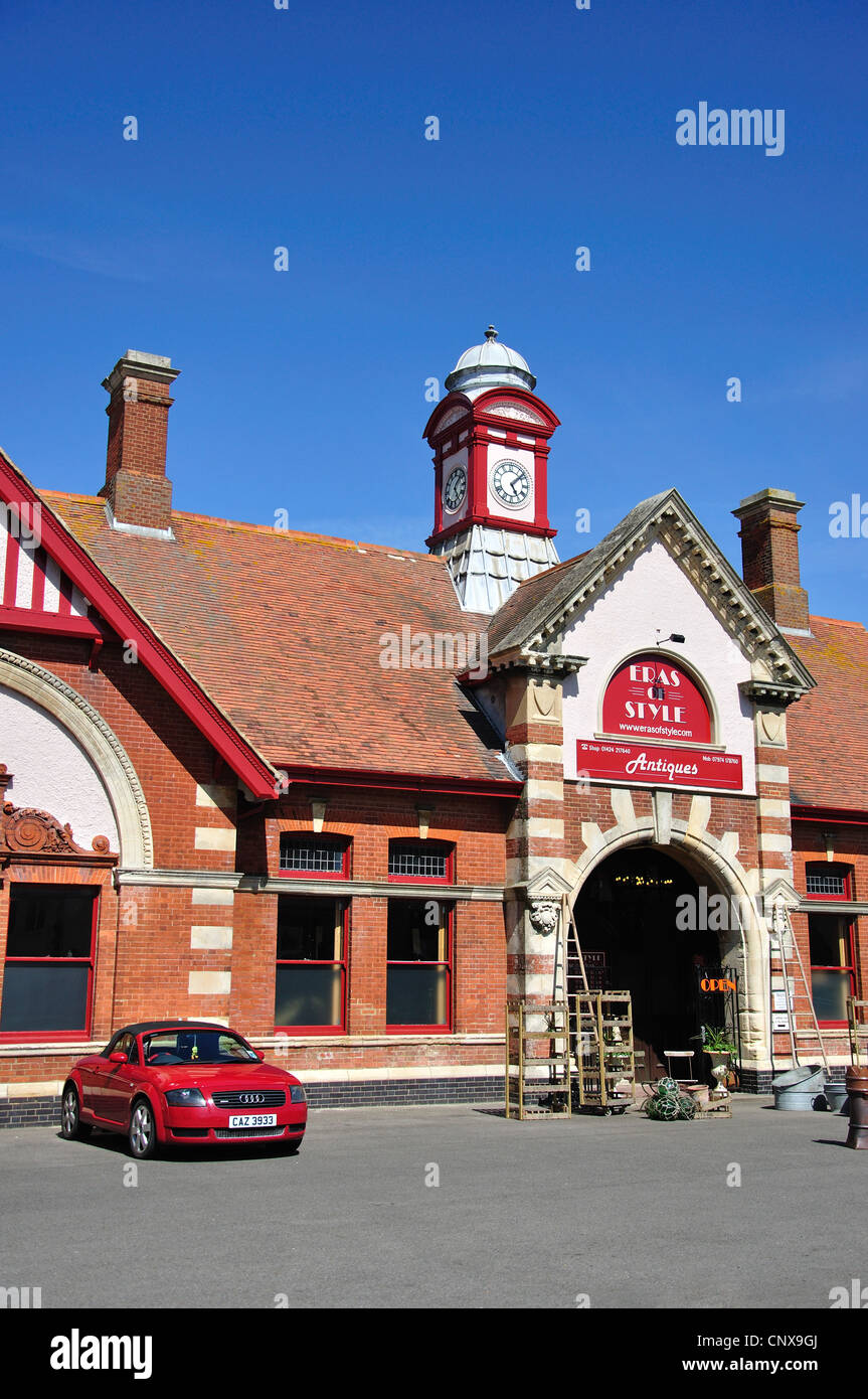 Epochen der Stil Antiquitäten im ehemaligen Bahnhof West, Terminus Road, Bexhill-on-Sea, East Sussex, England, Vereinigtes Königreich Stockfoto