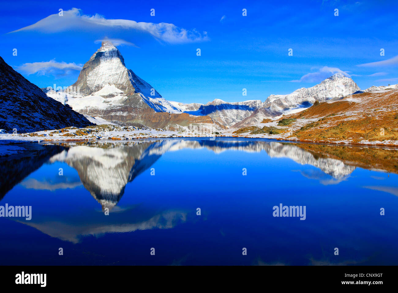 Matterhorn Schlüpflinge im See Riffel, Riffelsee, Schweiz, Wallis Stockfoto