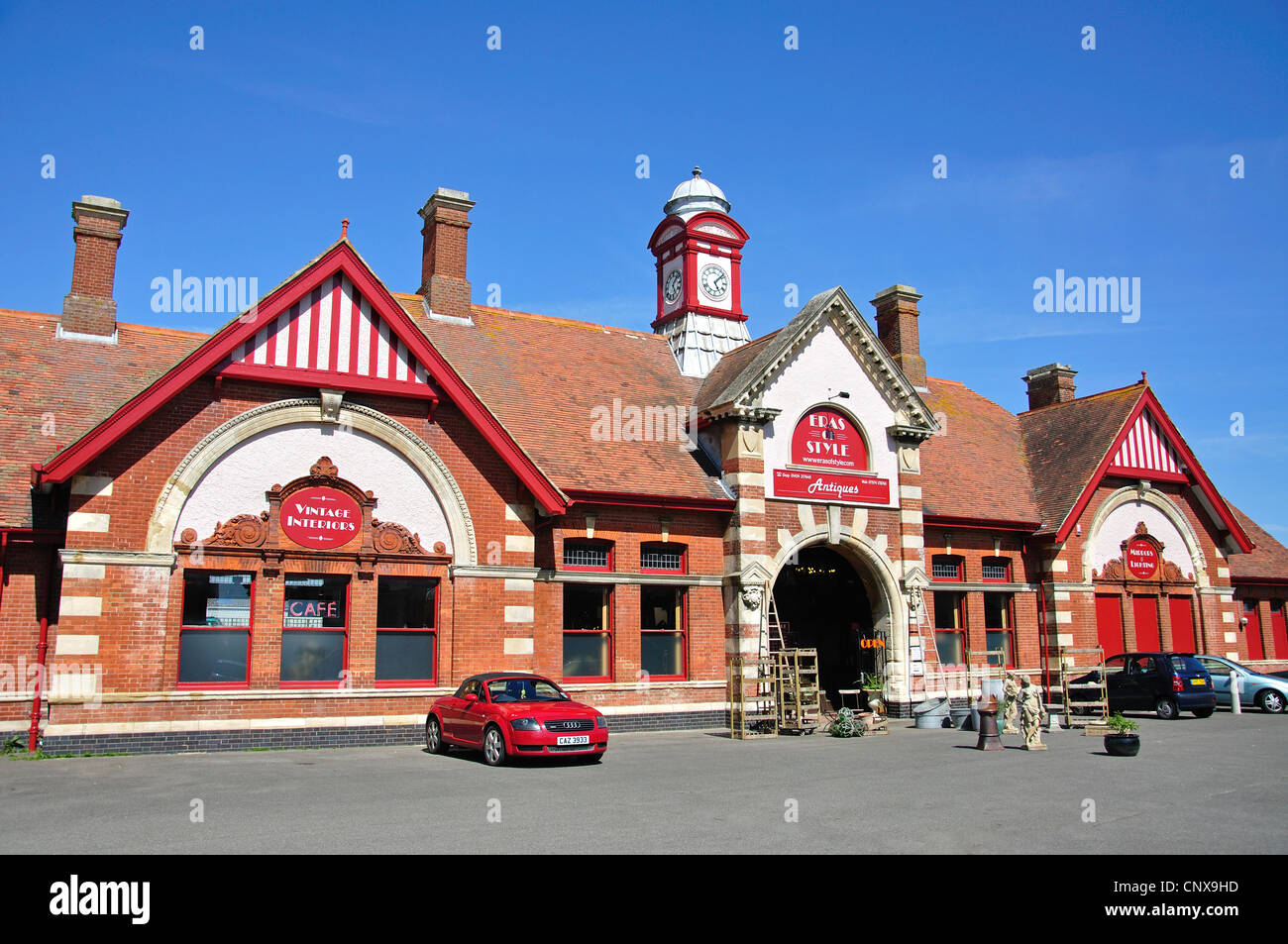 Epochen der Stil Antiquitäten im ehemaligen Bahnhof West, Terminus Road, Bexhill-on-Sea, East Sussex, England, Vereinigtes Königreich Stockfoto