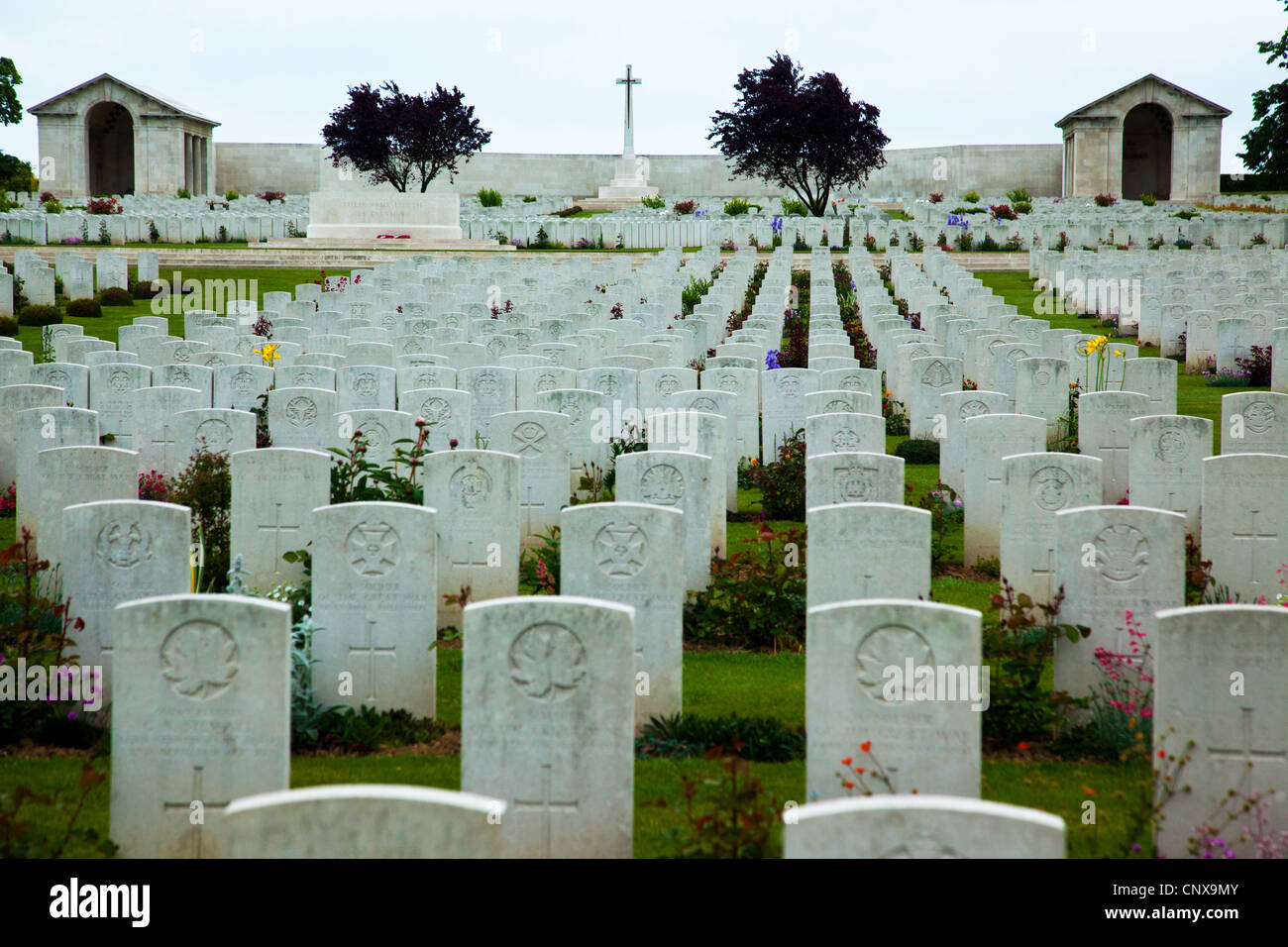 Kriegsgräber auf dem Friedhof von Serre-Straße im Norden Frankreichs. Stockfoto
