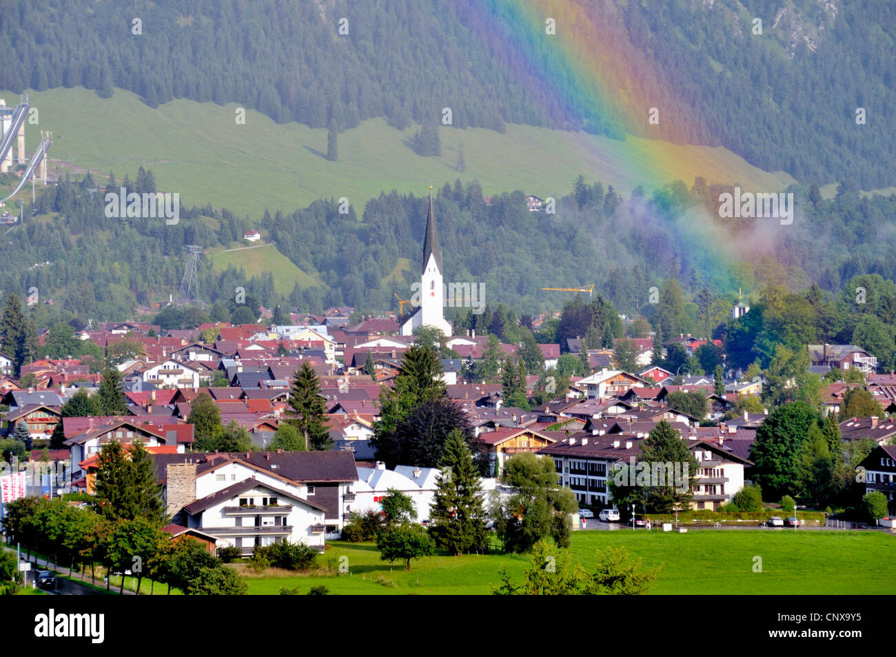 Blick auf Oberstdorf und Regenbogen, Deutschland, Bayern, Oberallgäu, Oberstdorf Stockfoto