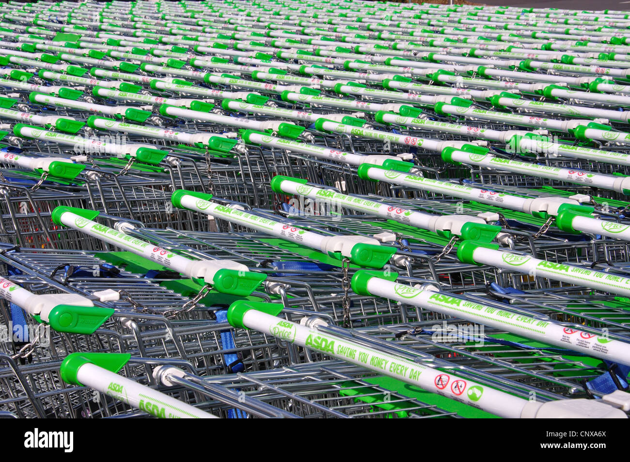 ASDA Supermarkt Trolleys vor Geschäft, Pevensey Bay Road, Eastbourne, East Sussex, England, Vereinigtes Königreich Stockfoto
