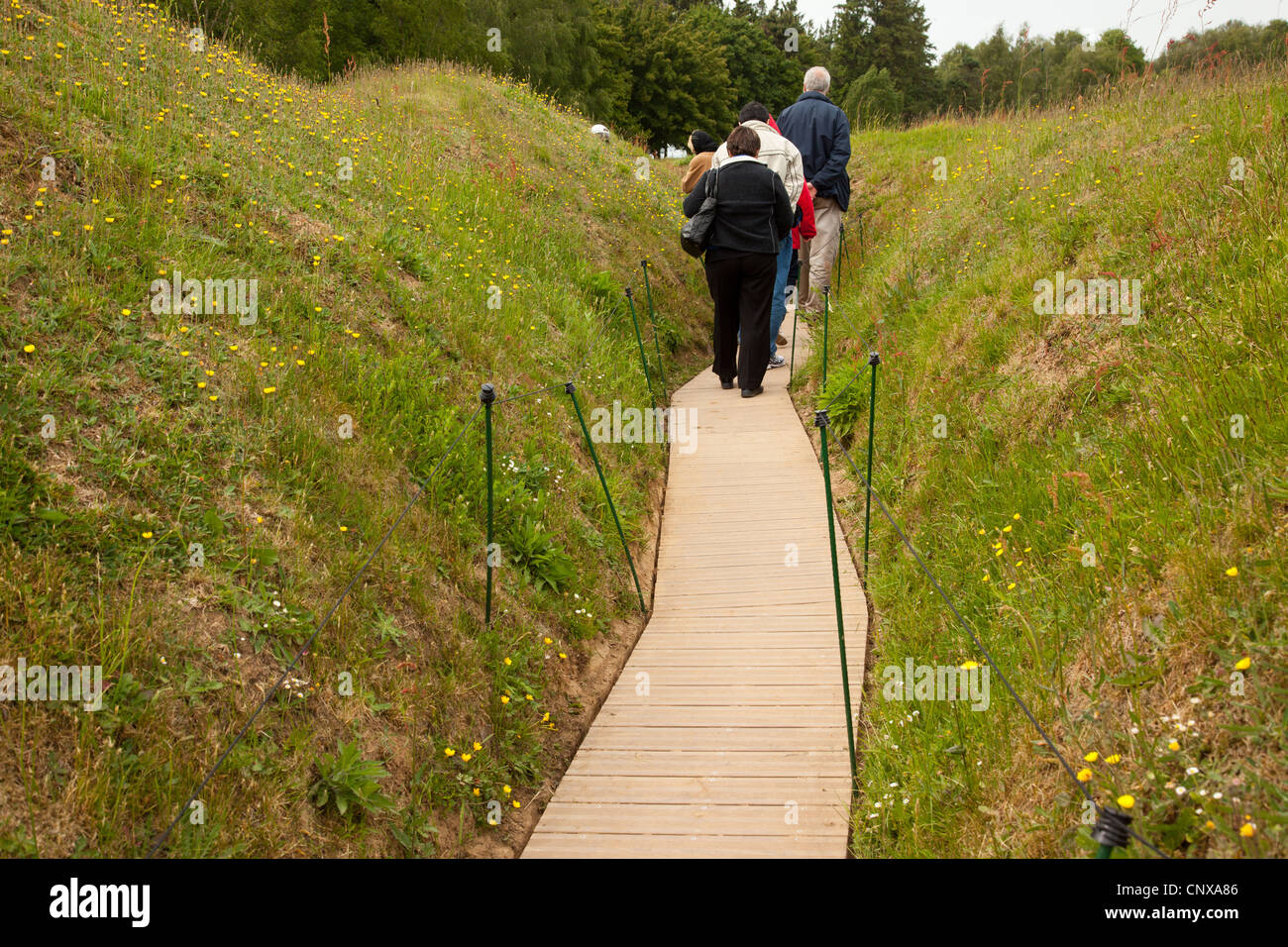Besucher gehen durch einen verbleibenden Graben am Kriegerdenkmal Neufundland in Hamel-Frankreich Stockfoto