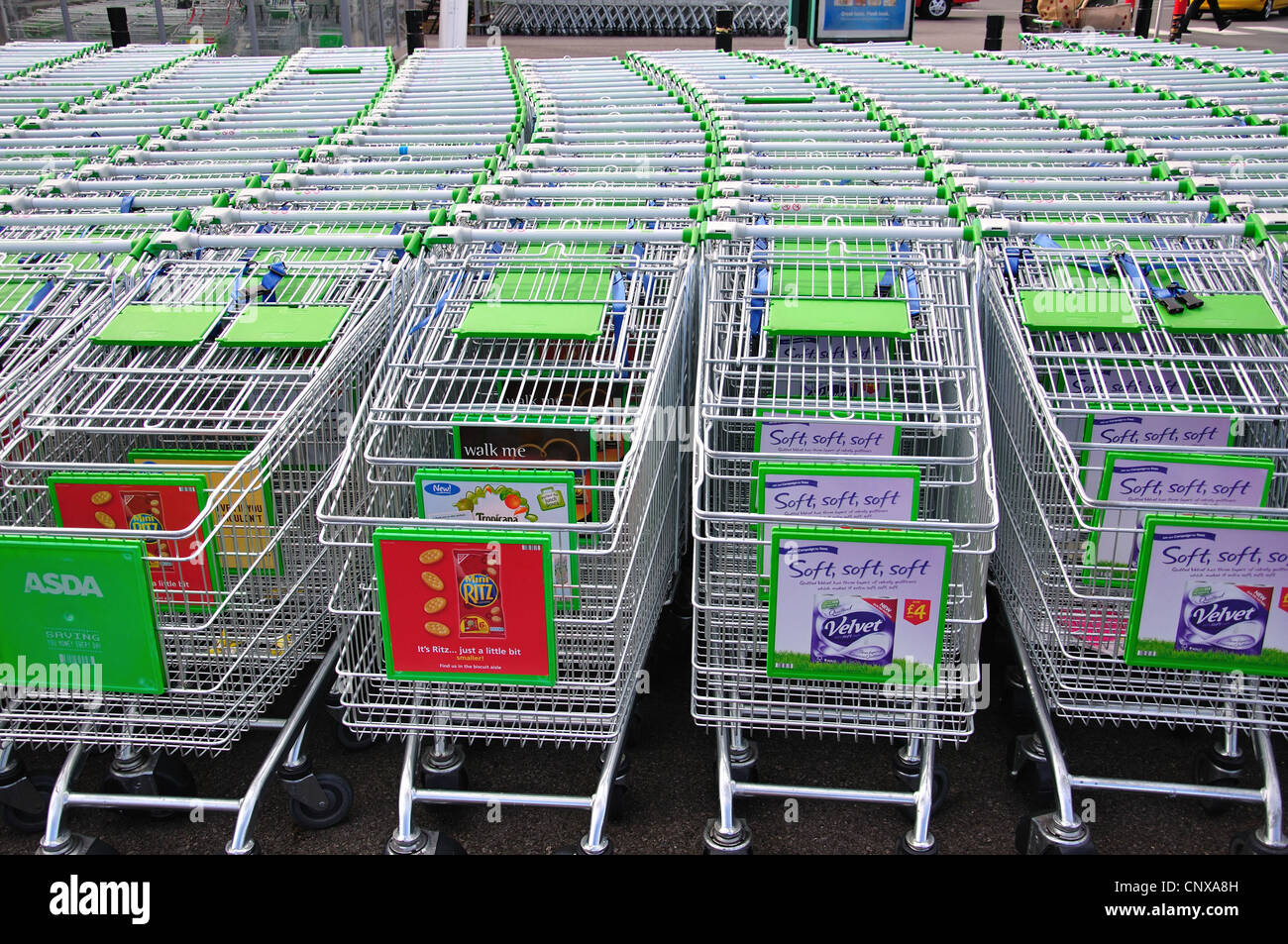 ASDA Supermarkt Trolleys vor Geschäft, Pevensey Bay Road, Eastbourne, East Sussex, England, Vereinigtes Königreich Stockfoto