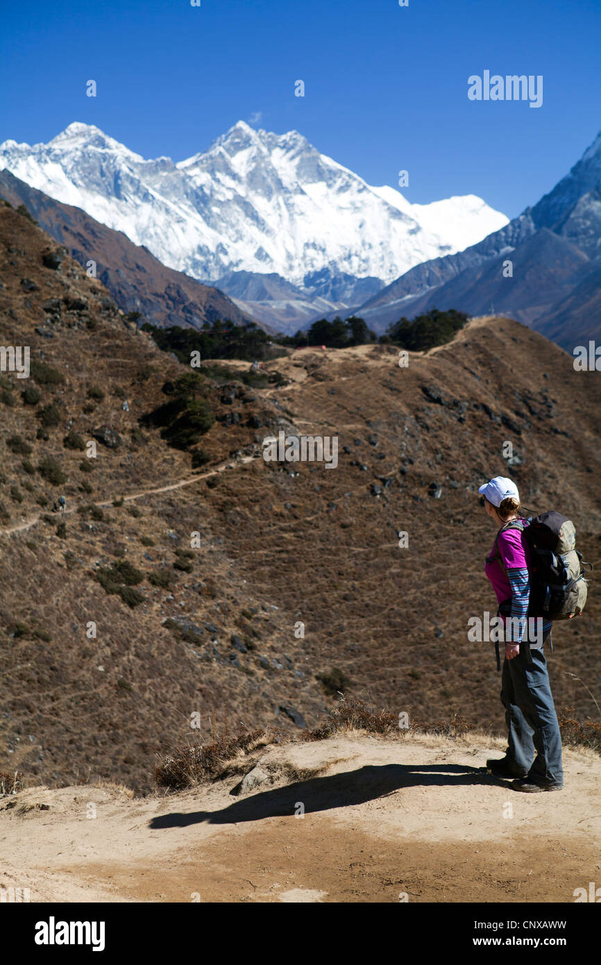 Wanderer auf dem Weg zum Everest View Hotel, mit Mt. Everest voraus. Stockfoto