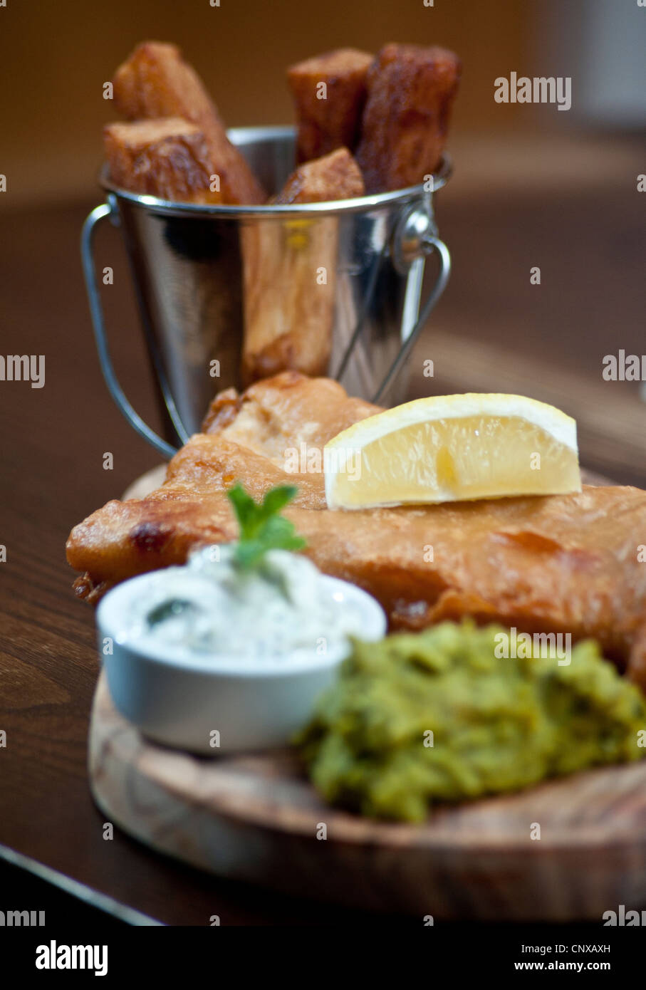 Bild von Darren Cool Fish And Chips mit Erbsenpüree und Remoulade serviert im Pub Hove Ort, Hove, Sussex, UK Stockfoto