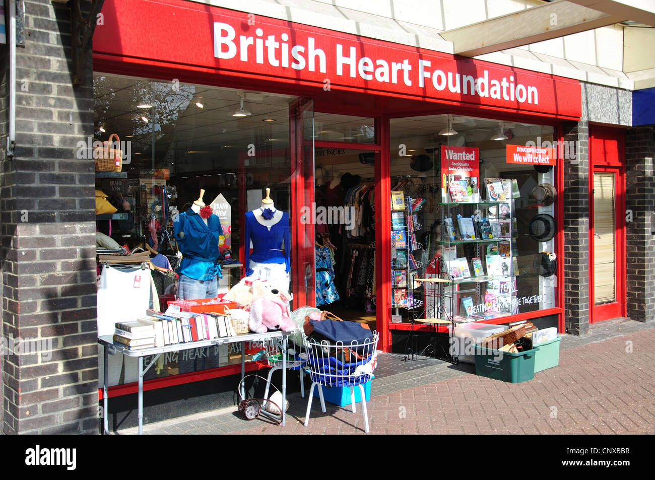 Außenseite der British Heart Foundation Charity-Shop, Pfarrhaus Feld, Hailsham, East Sussex, England, Vereinigtes Königreich Stockfoto
