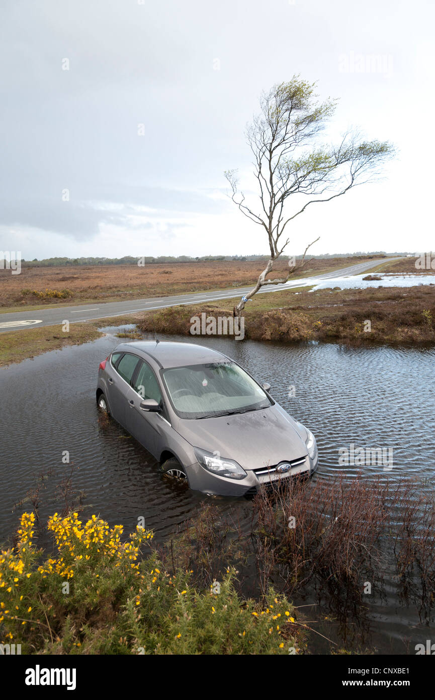 Ford Focus Titanium in gefluteten Graben nach Verlust der Kontrolle auf nasser Fahrbahn 2012 Stockfoto
