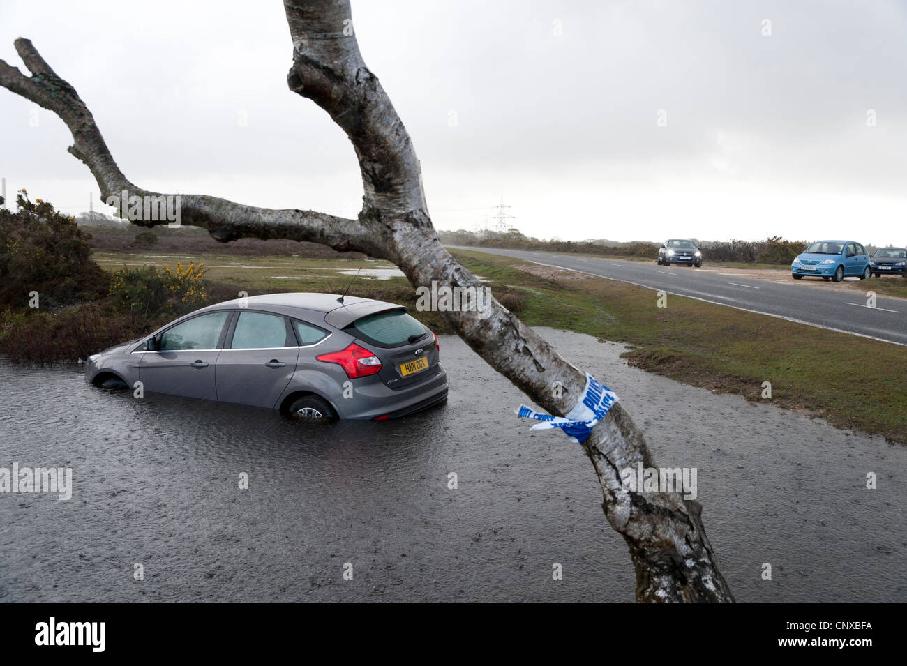 Ford Focus Titanium in gefluteten Graben nach Verlust der Kontrolle auf nasser Fahrbahn 2012 Stockfoto