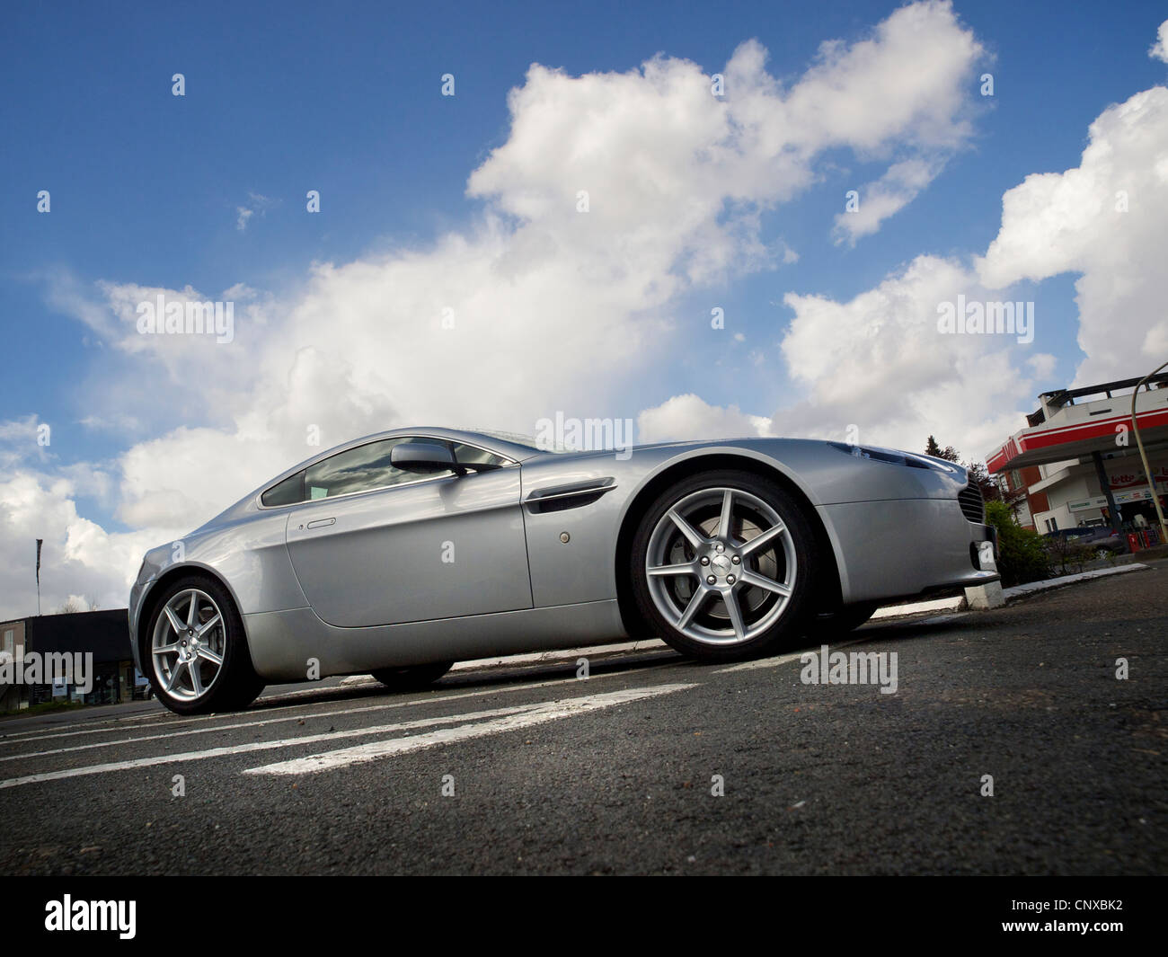 Aston Martin-Luxus-Sportwagen mit dramatischer Himmel im Hintergrund geparkt Stockfoto