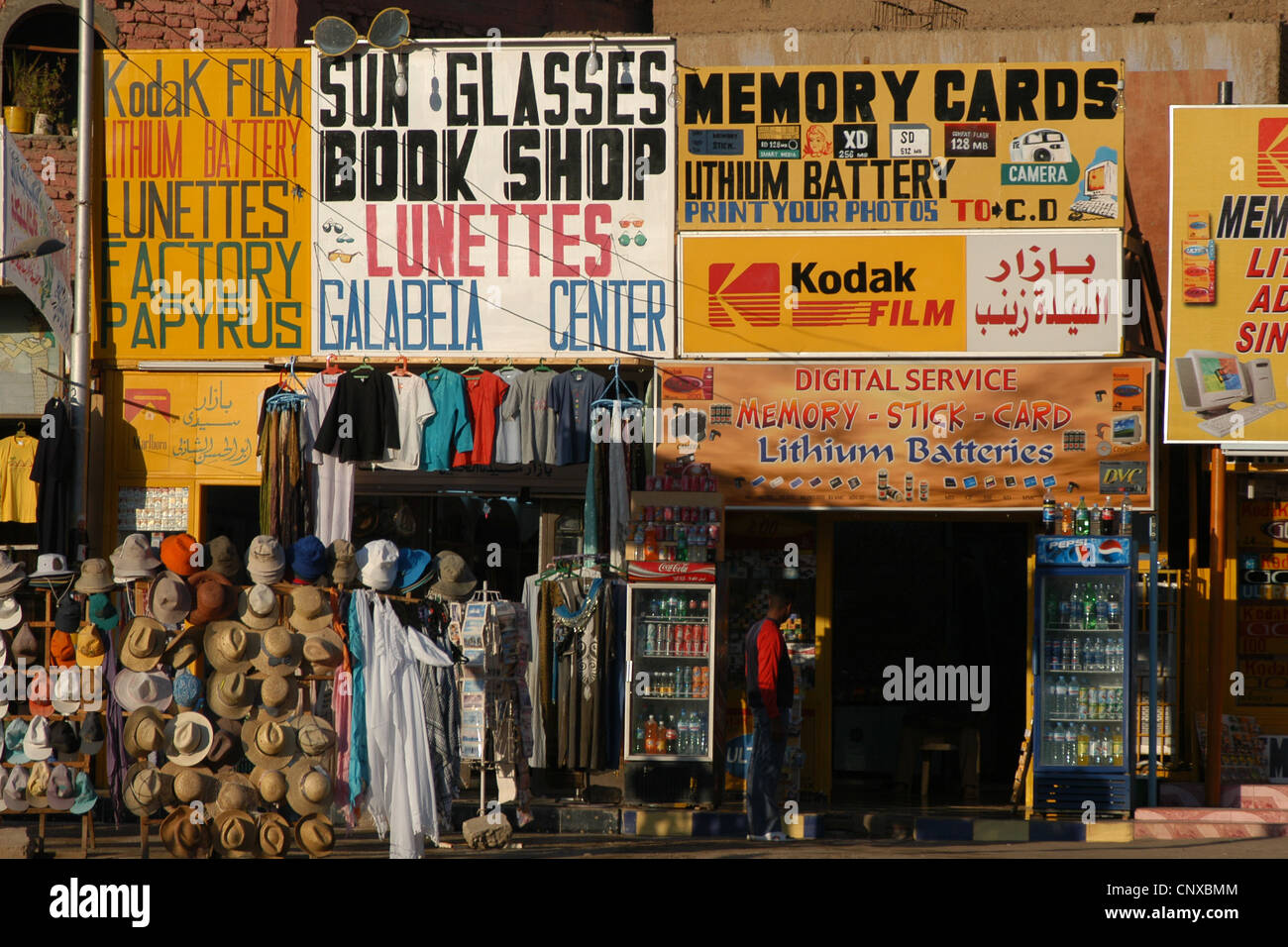Souvenir-Shops vor dem Karnak Tempel Complex in Luxor, Ägypten. Stockfoto