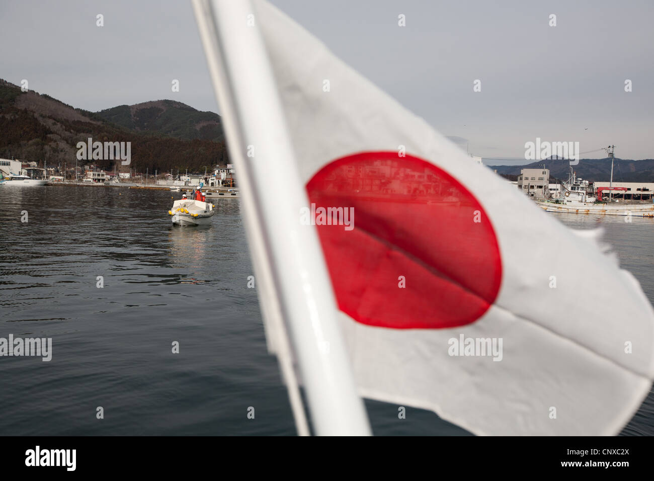 Japanische Küstenwache suchen unter Wasser die Leichen der Opfer des Tsunami March2011 im Hafen von Kesennuma, Tohoku, Japan. Stockfoto