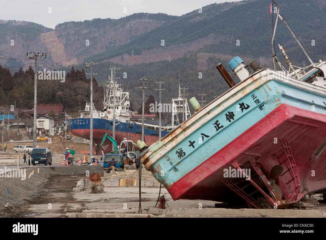 Ein Fischerboot liegt in Kesennuma, 100 Meter vom Ufer entfernt, gewaschen s meine March2011 Tsunami, in Tokhoku, Japan Stockfoto