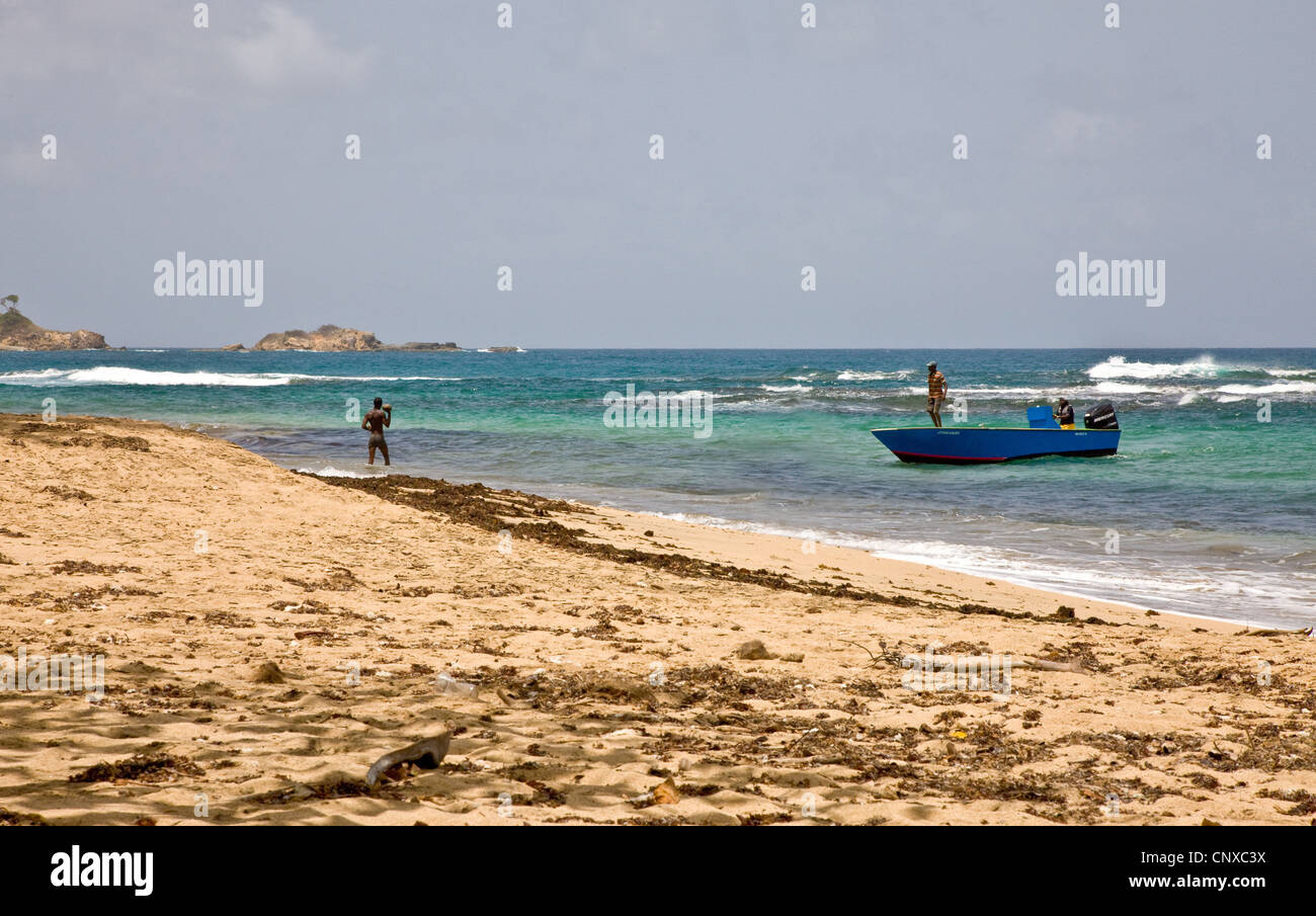 Ein kleines Boot kommen in Woodford Hill Bay Strand an der Nordostküste der Westindischen Inseln Dominica Stockfoto