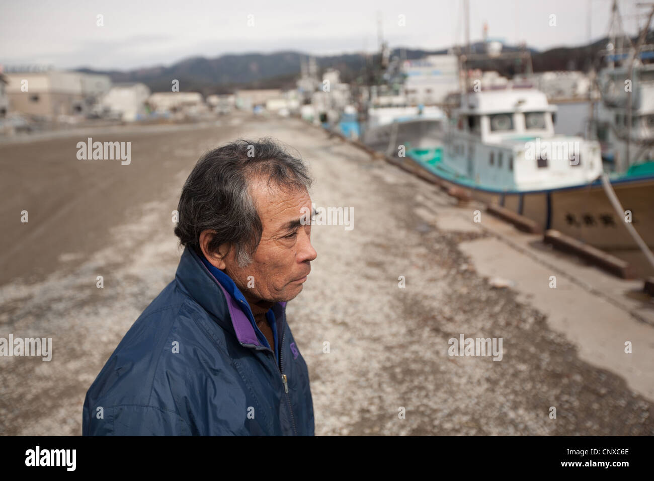 Wataru Sato, beobachtet, wie japanische Küstenwache Taucher Suche nach Opfern der March2011 Tusnami in Kesennuma, Japan Stockfoto