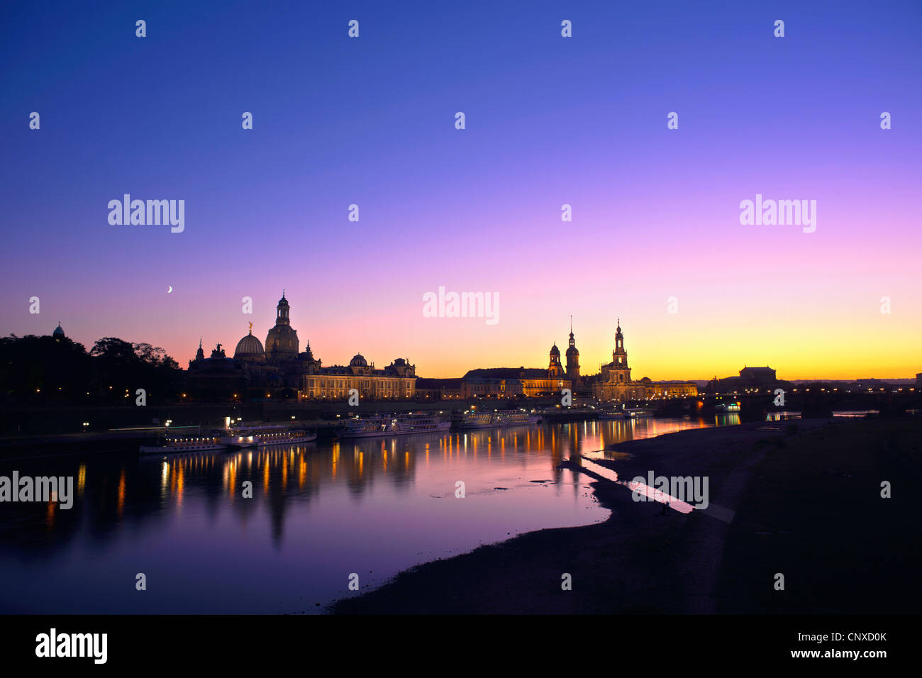Dresden Skyline in der Abenddämmerung Stockfoto