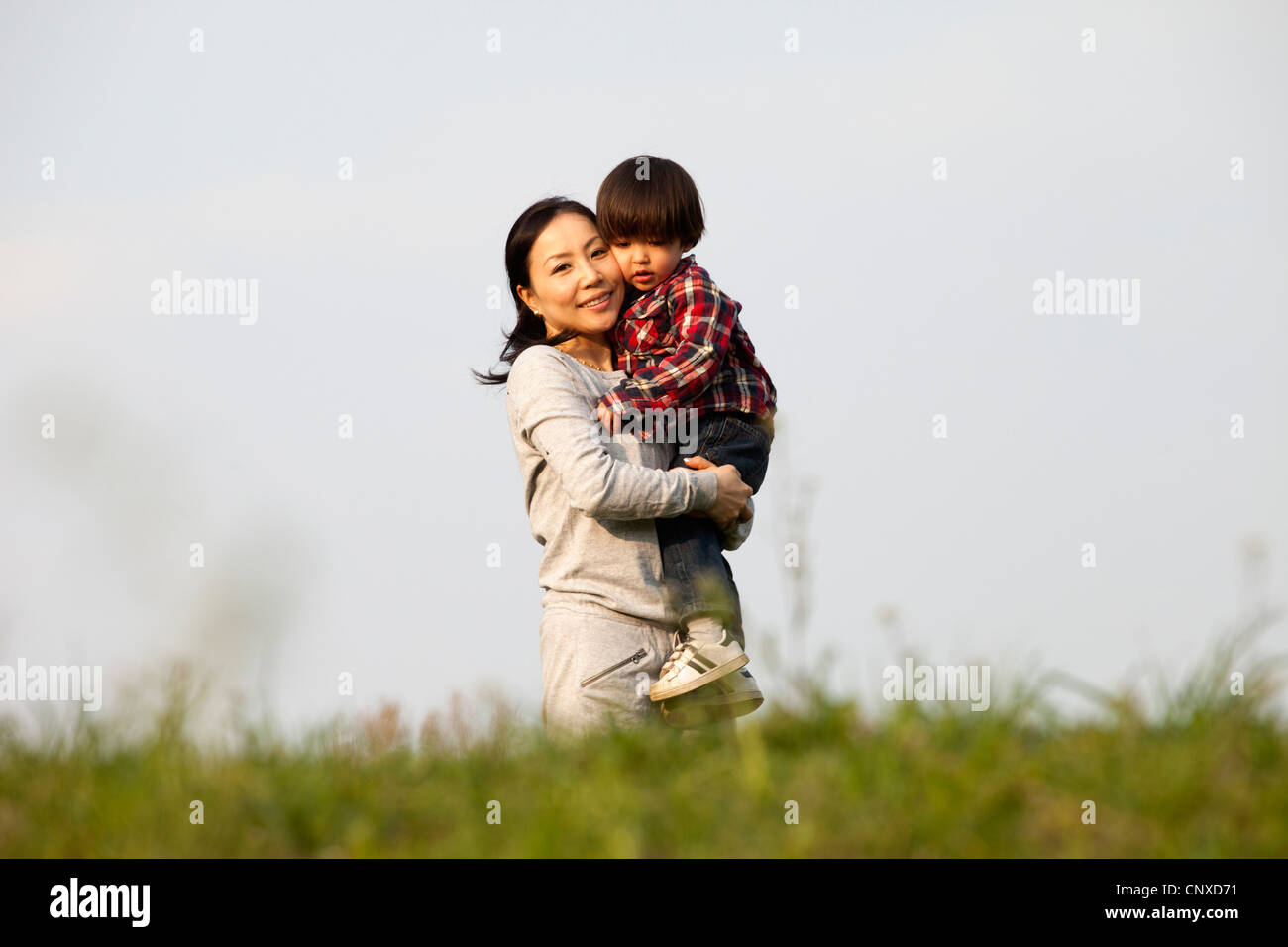 Eine Mutter mit ihrem Sohn im freien Stockfoto