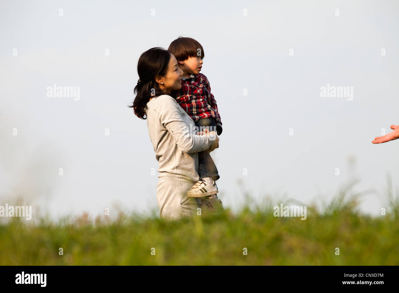 Eine Mutter mit ihrem Sohn im freien Stockfoto
