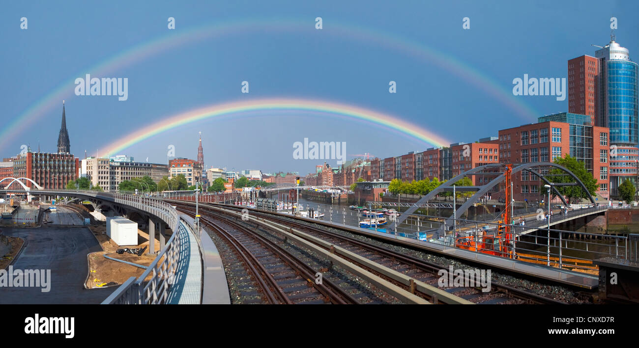 Ein doppelter Regenbogen über der Stadt Hamburg, Deutschland Stockfoto