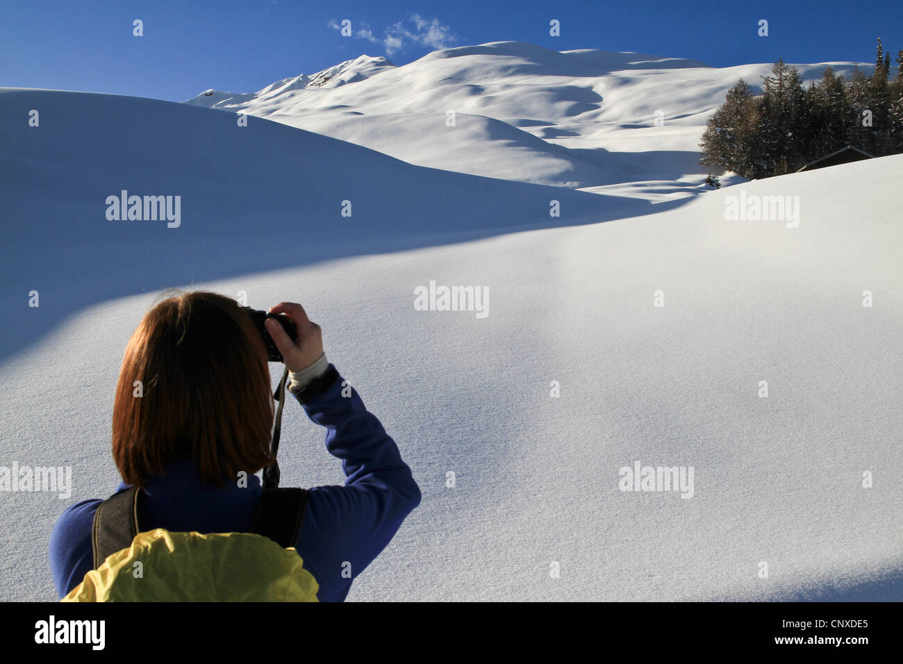 Tourist nimmt Fotos von Schneelandschaft Stockfoto