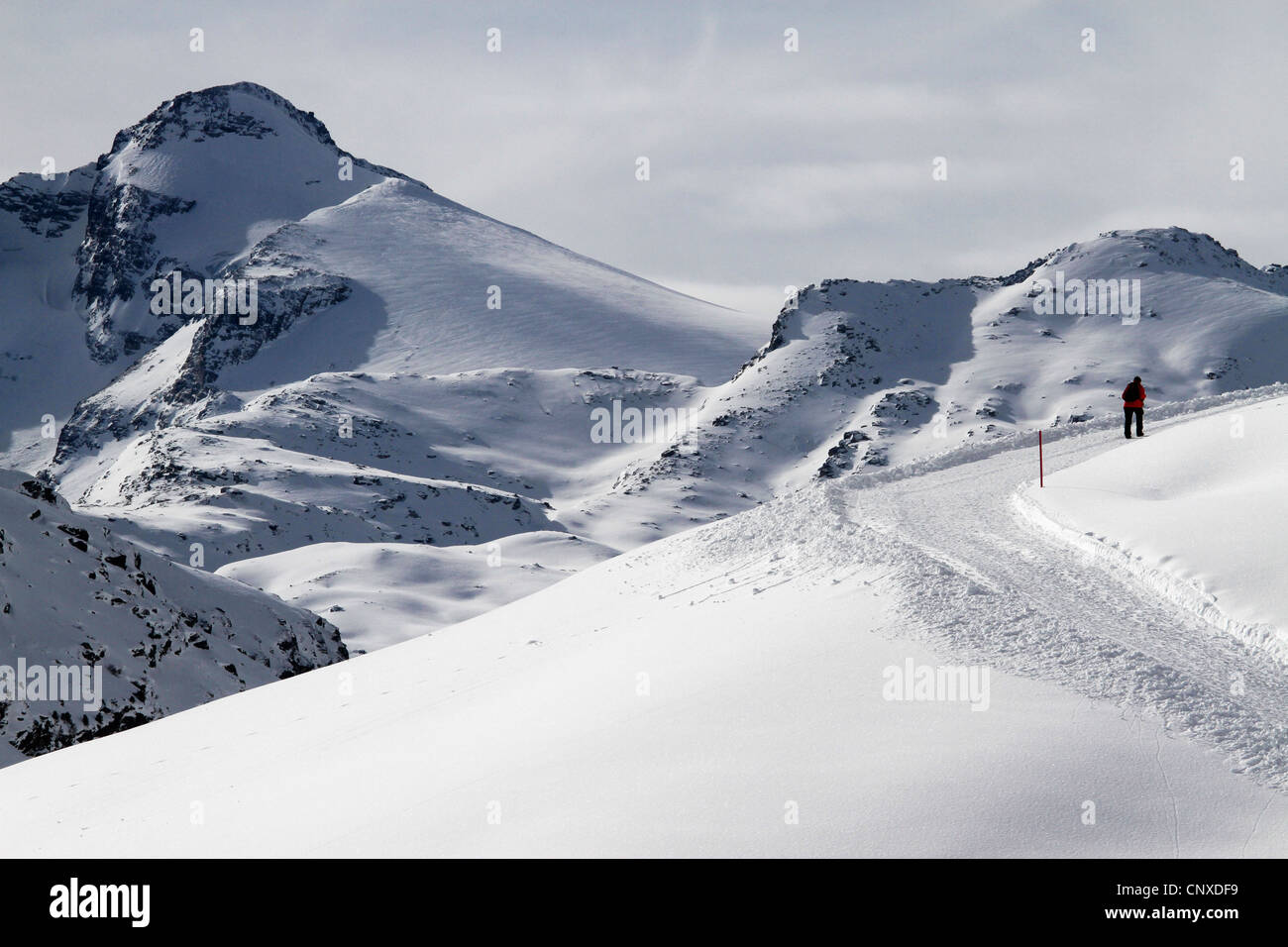 Einsamer Wanderer bewegen sich Schnee Berg Stockfoto