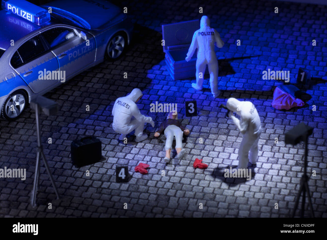 Ein Diorama eines Miniatur-Forensik-Teams sammeln Beweise am Tatort eines Mordes Stockfoto