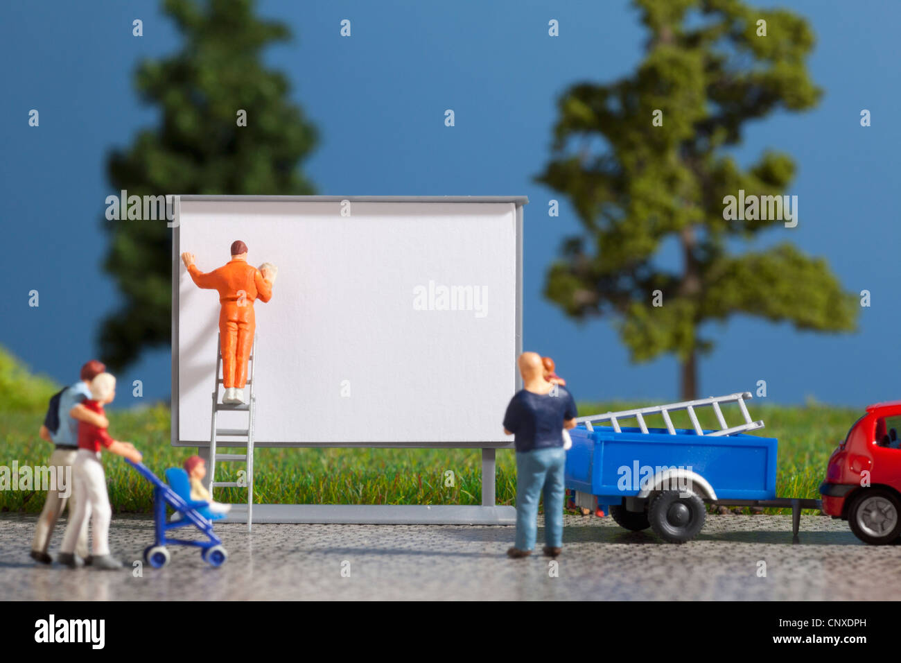 Ein Diorama eines Miniatur Arbeiter Billboard Postings Stockfoto