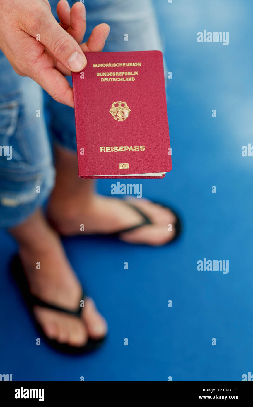 Detail eines Mannes, der Besitz eines deutschen Passes Stockfoto