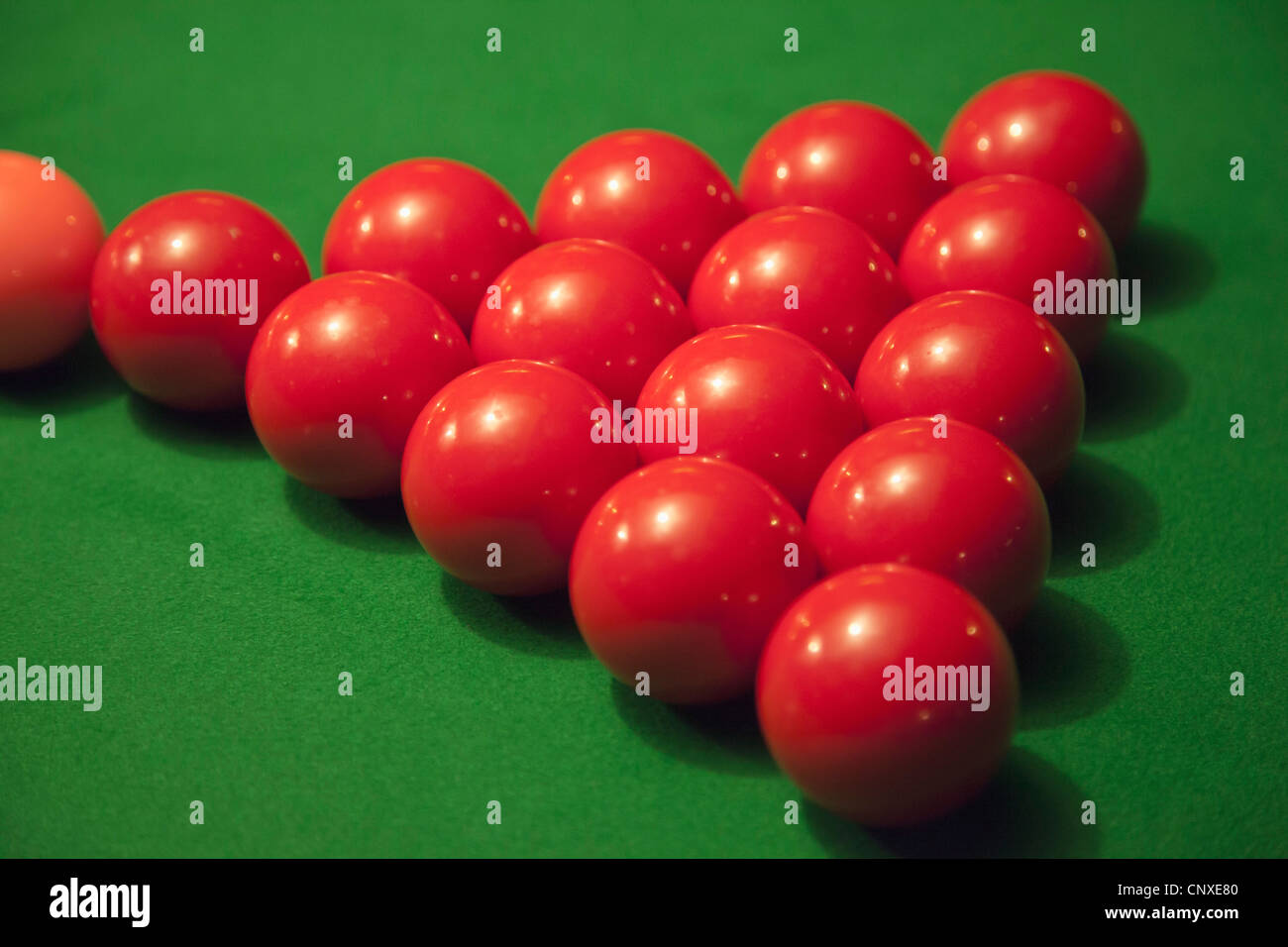 Rack Snooker Kugeln auf einem Billardtisch Stockfoto