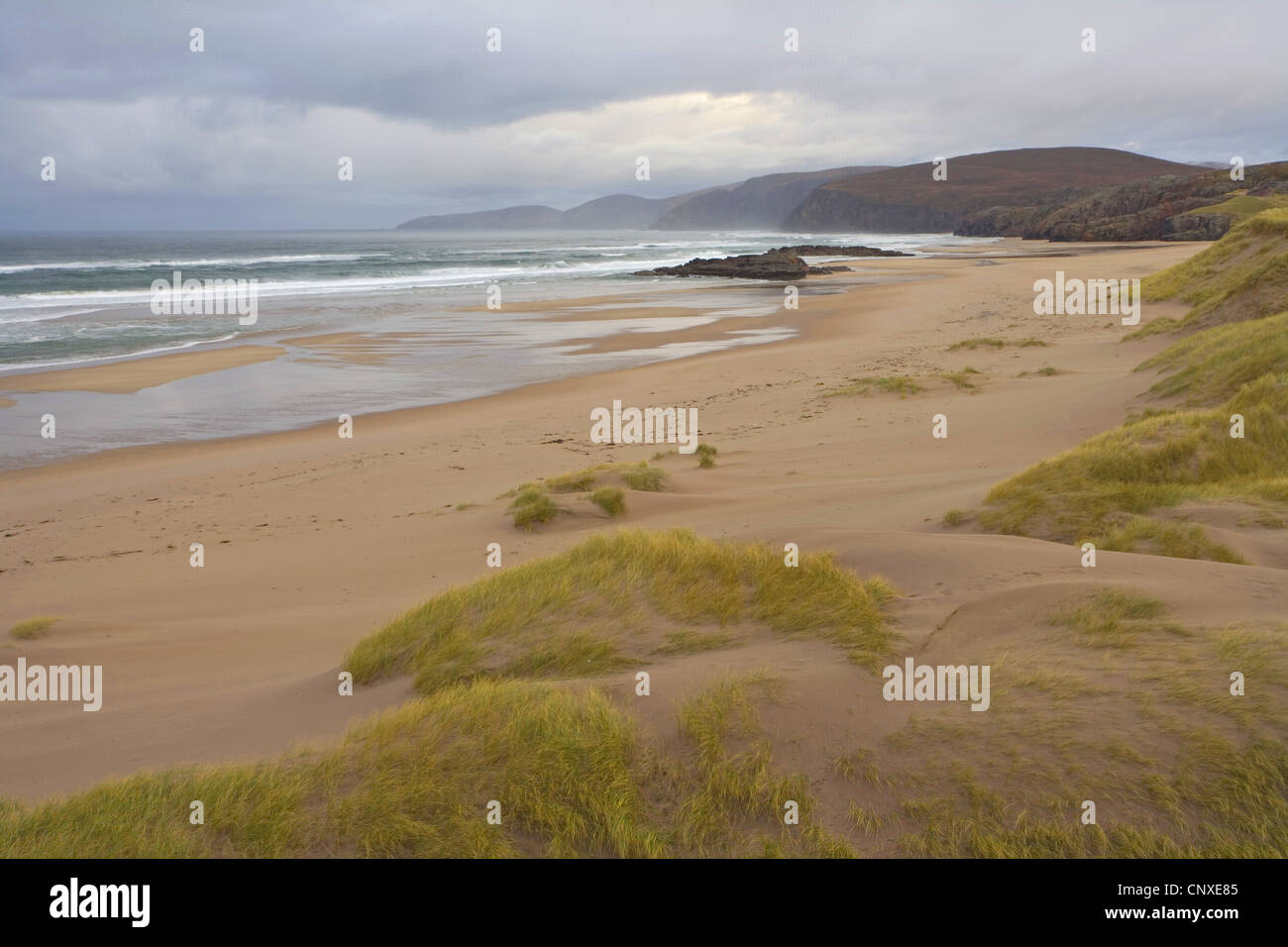 Meerblick und Blick nach Norden entlang Sandwood Bay, Großbritannien, Schottland, Sutherland Küstendüne-system Stockfoto