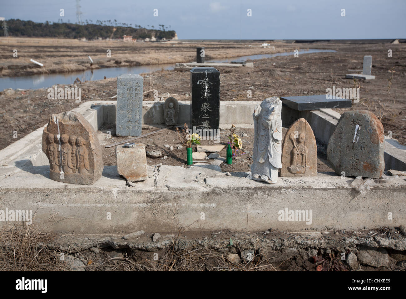 Gräber in der vom Tsunami betroffenen Zone von Minami-Soma Stadt in Tohoku, Japan. Minami-Soma wurde durch den Tsunami am 11. März 2011 getroffen. Stockfoto