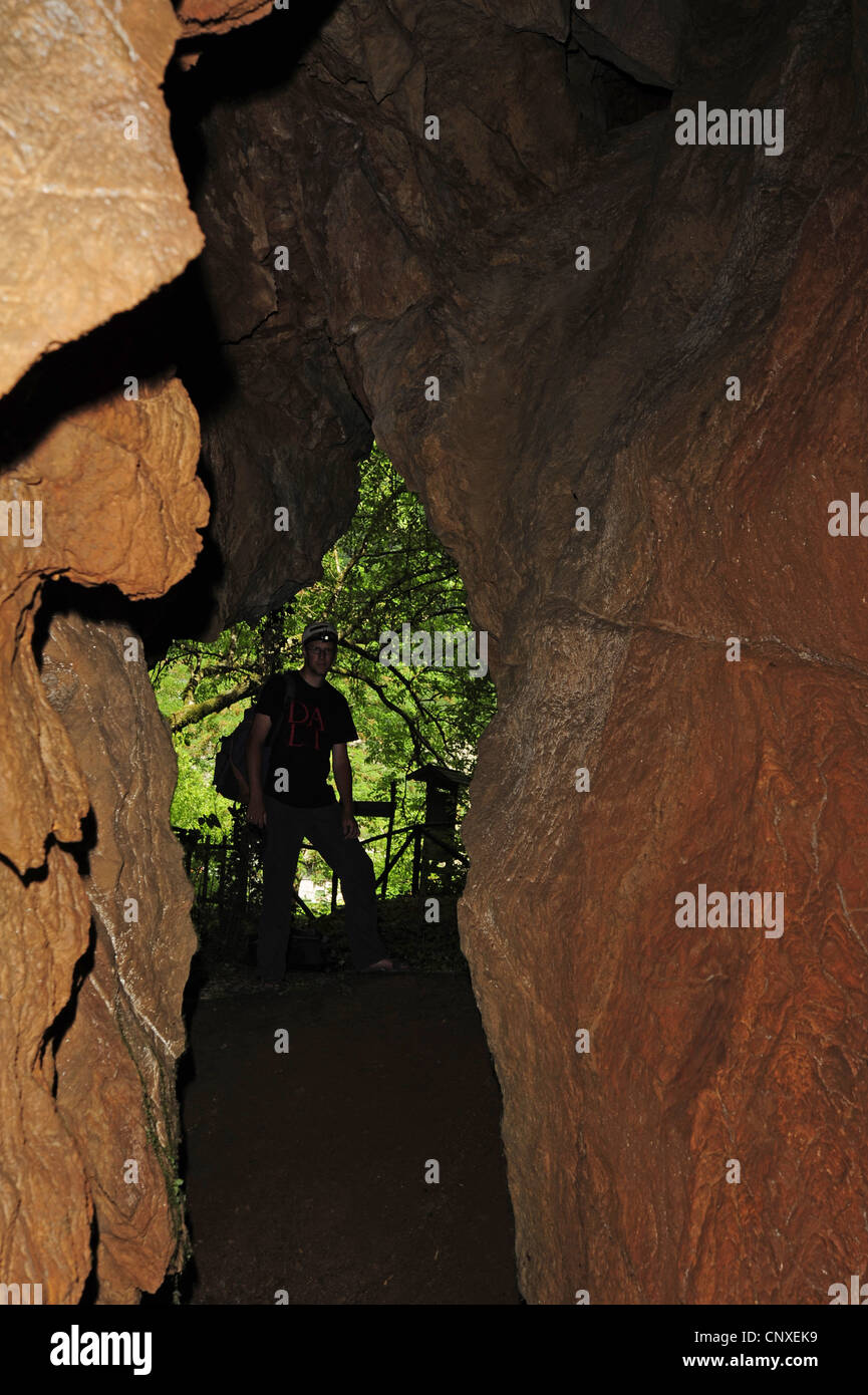 Höhlenforscher am Eingang von einer Grotte, Italien, Ligurien, La Spezia Stockfoto