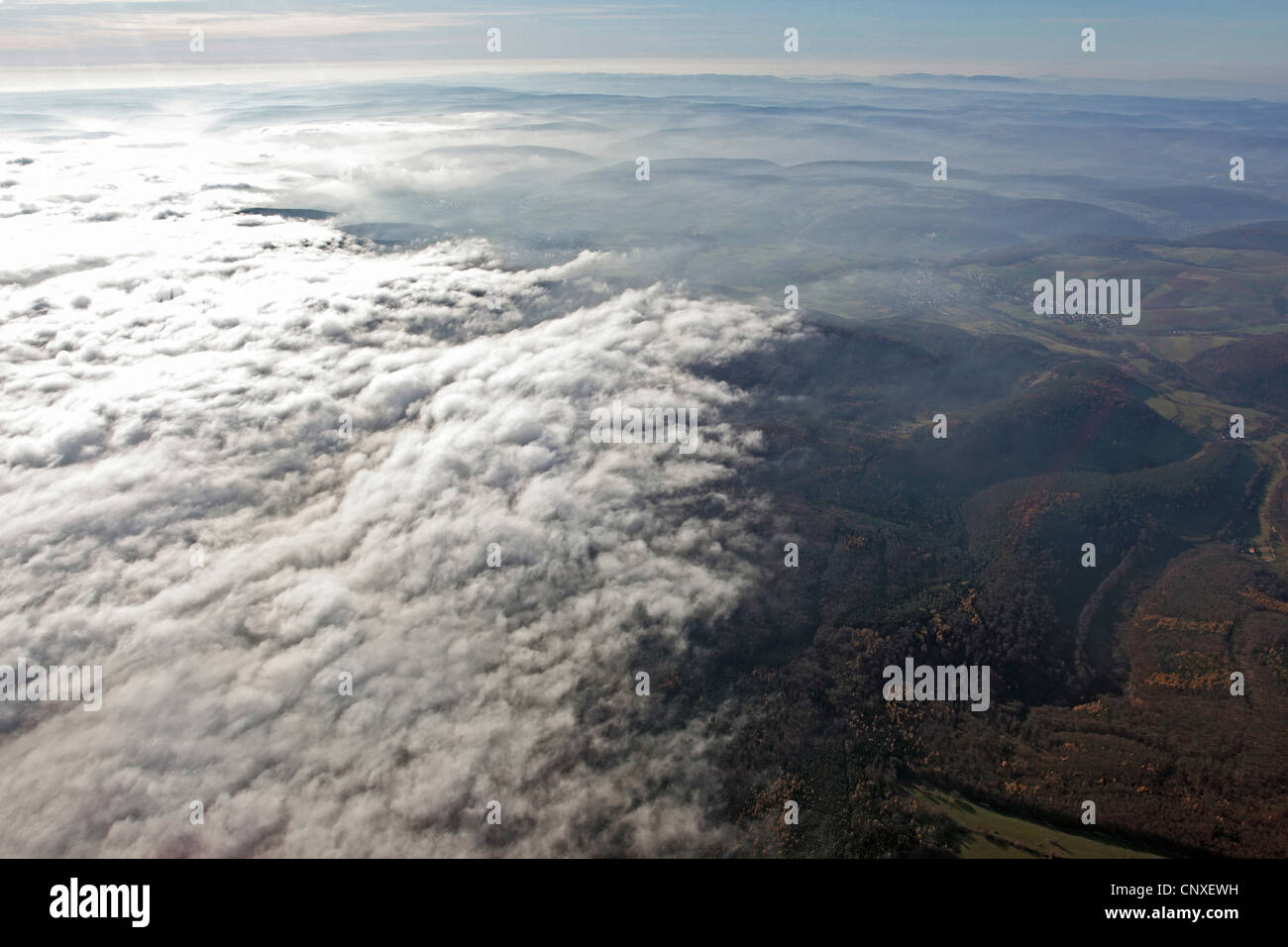 Blick auf Wolken und Nebel Grenze, Deutschland Stockfoto