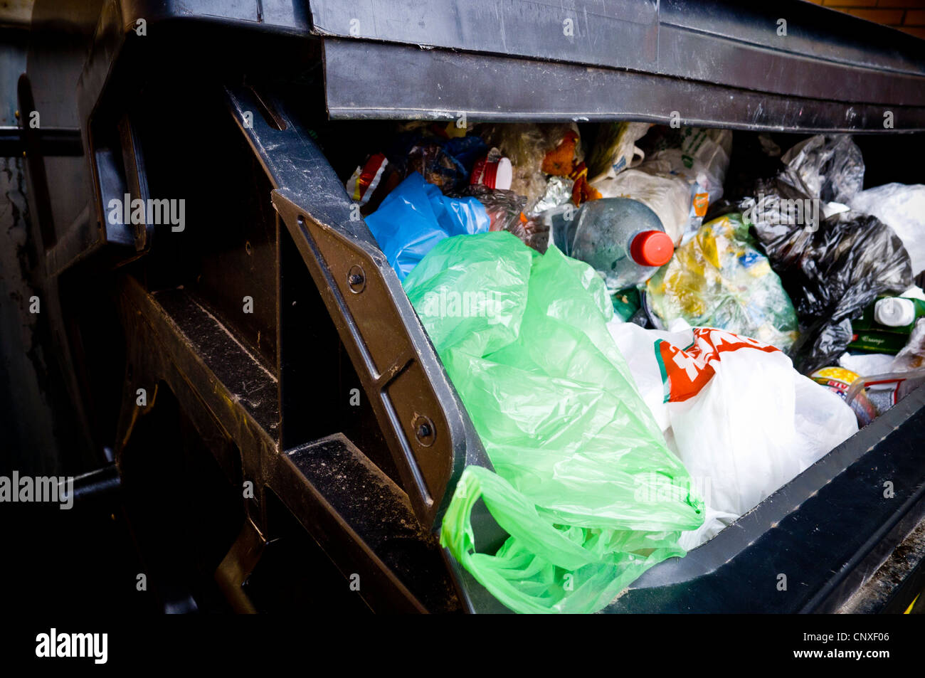 Müll in einem Abfallbehälter Stockfoto
