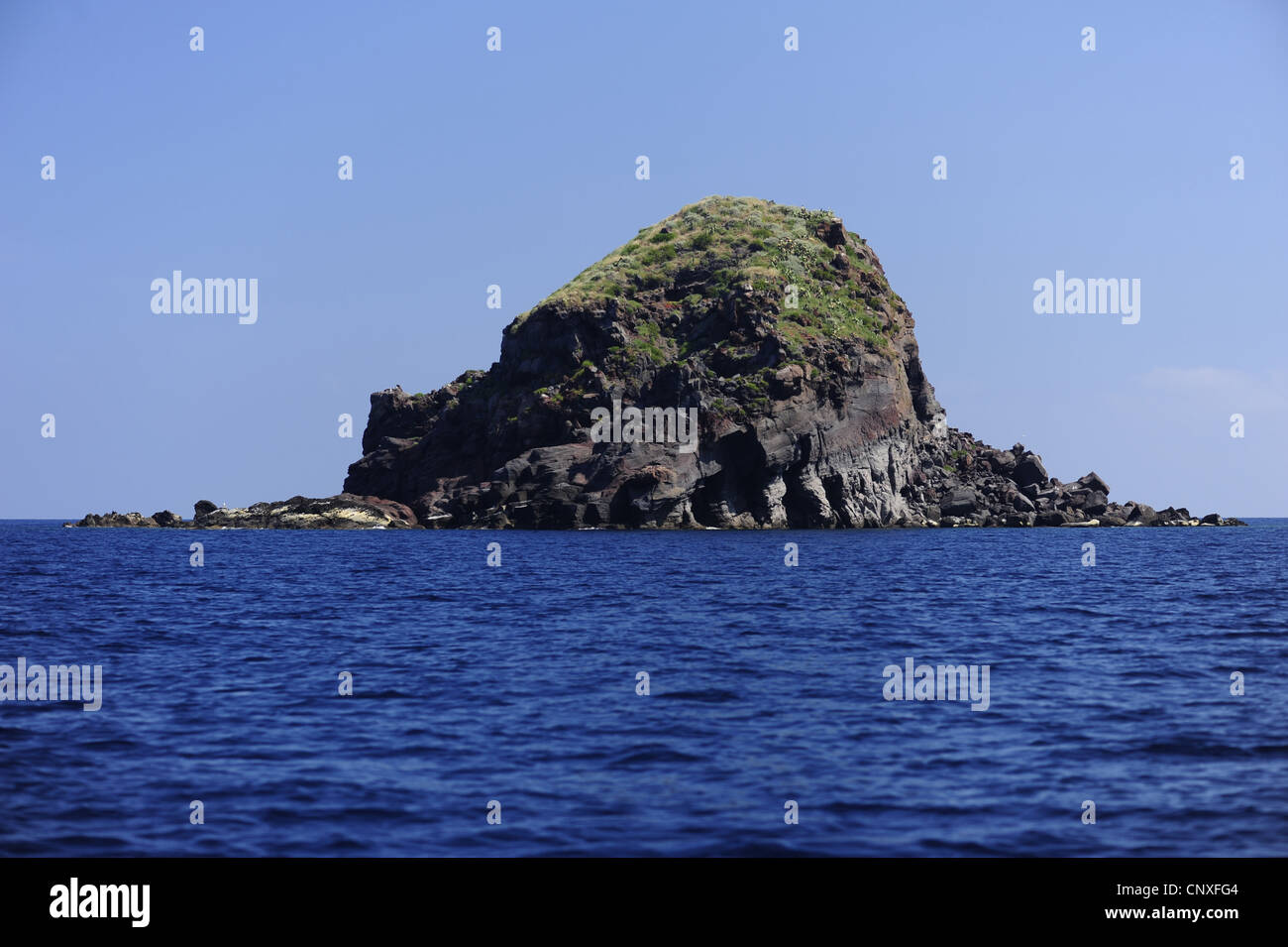 wenig Insel "Scoglio Faraglione" an der Küste von Salina, Italien, Liparic Inseln, Insel Salina, Tyrrhenisches Meer Stockfoto