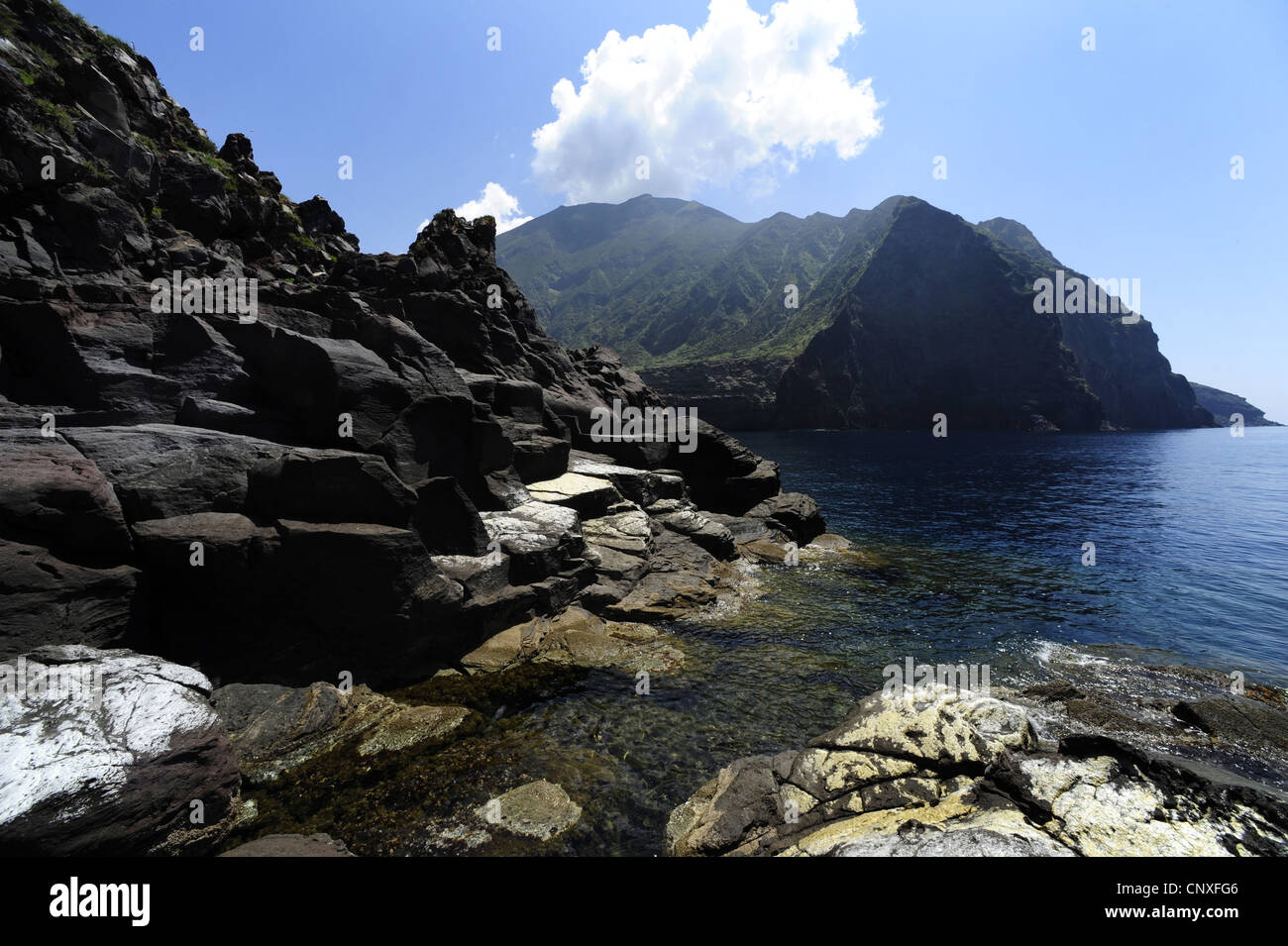 Felsenküste der Insel Salina, Italien, Liparic Inseln, Tyrrhenisches Meer Stockfoto