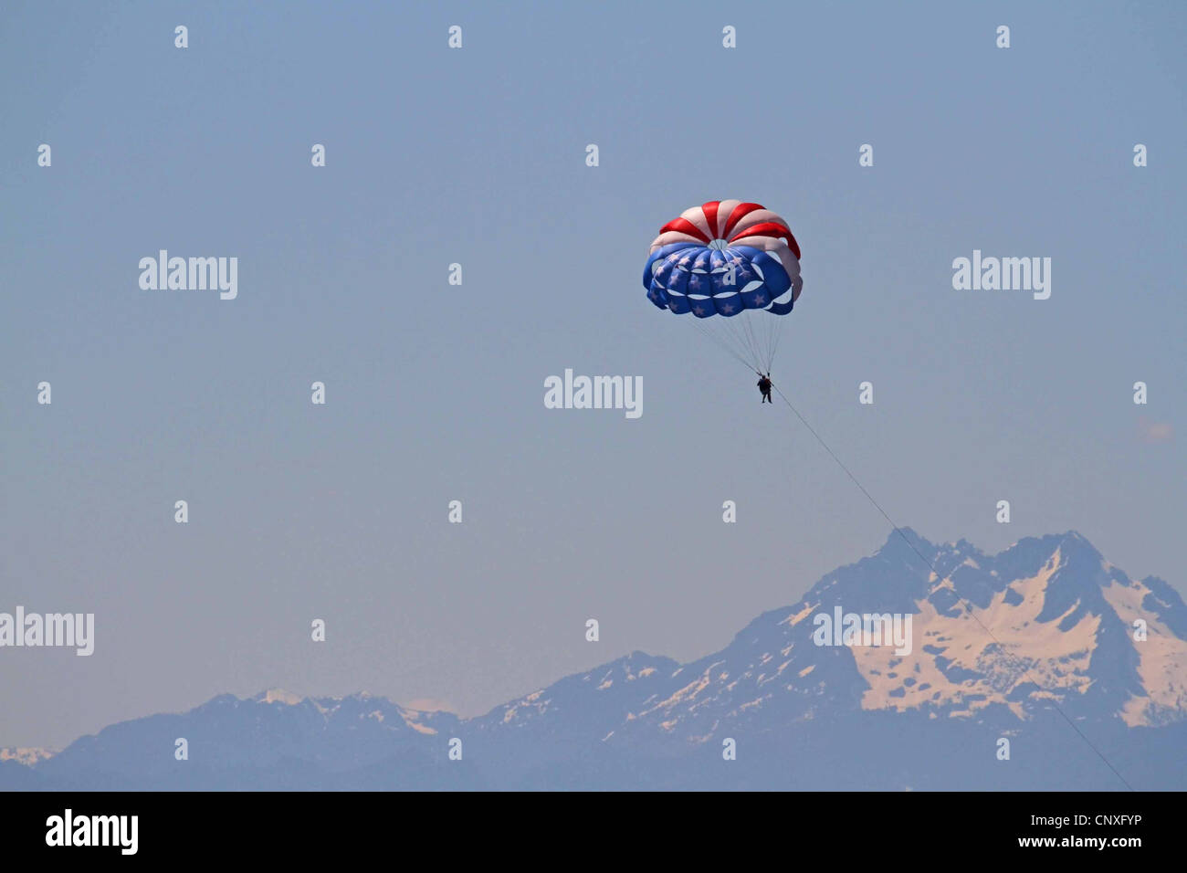 Parasailing in Seattle, USA, mit Blick auf die Rocky Mountains in der Ferne Stockfoto