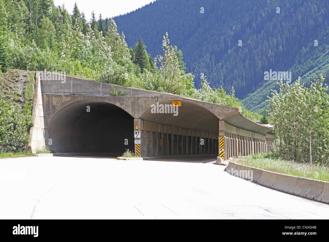 Schnee-Schuppen in British Columbia auf dem Trans Canada Highway Stockfoto