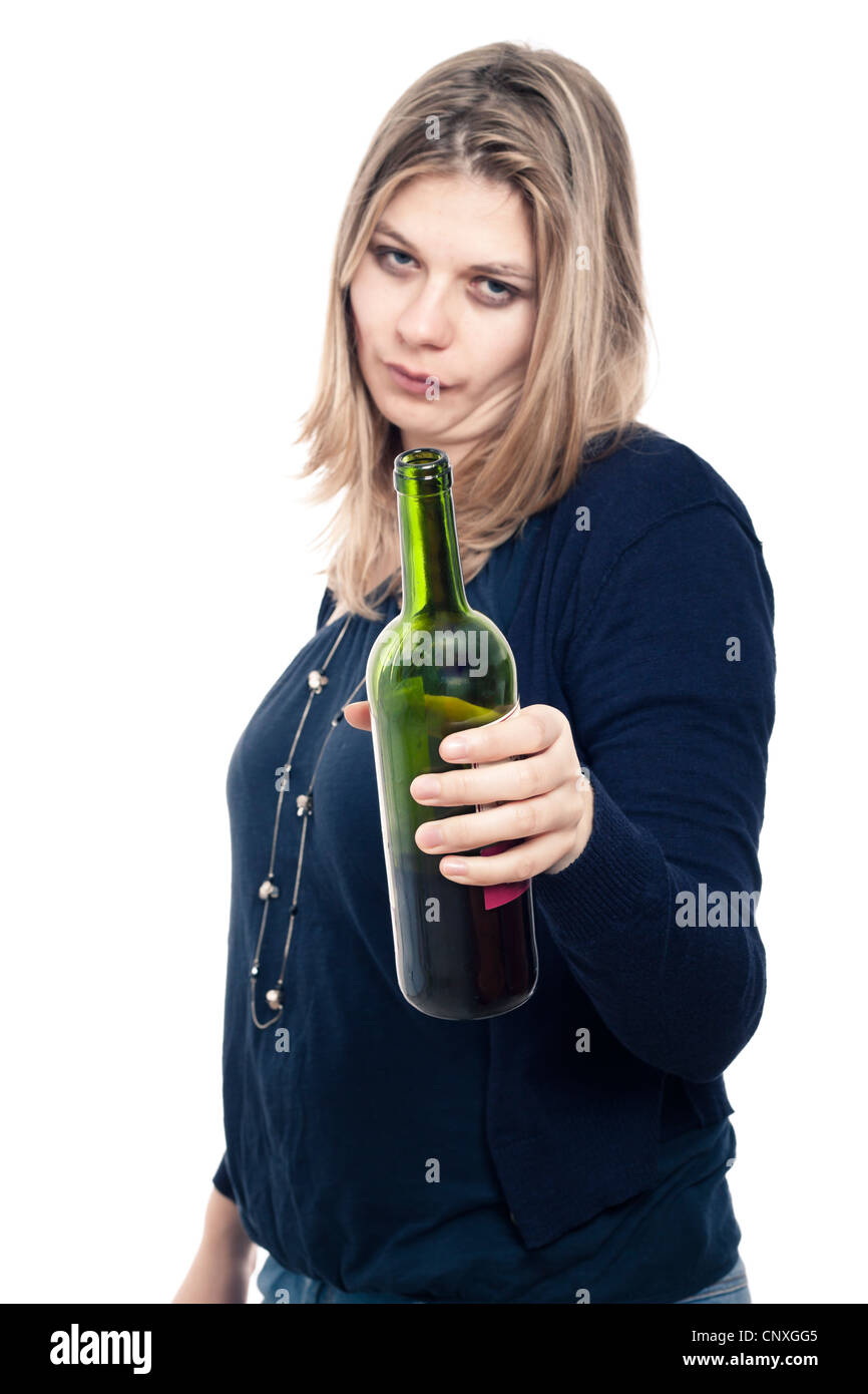 Frustriert betrunken Frau mit Flasche Wein, isoliert auf weißem Hintergrund. Stockfoto