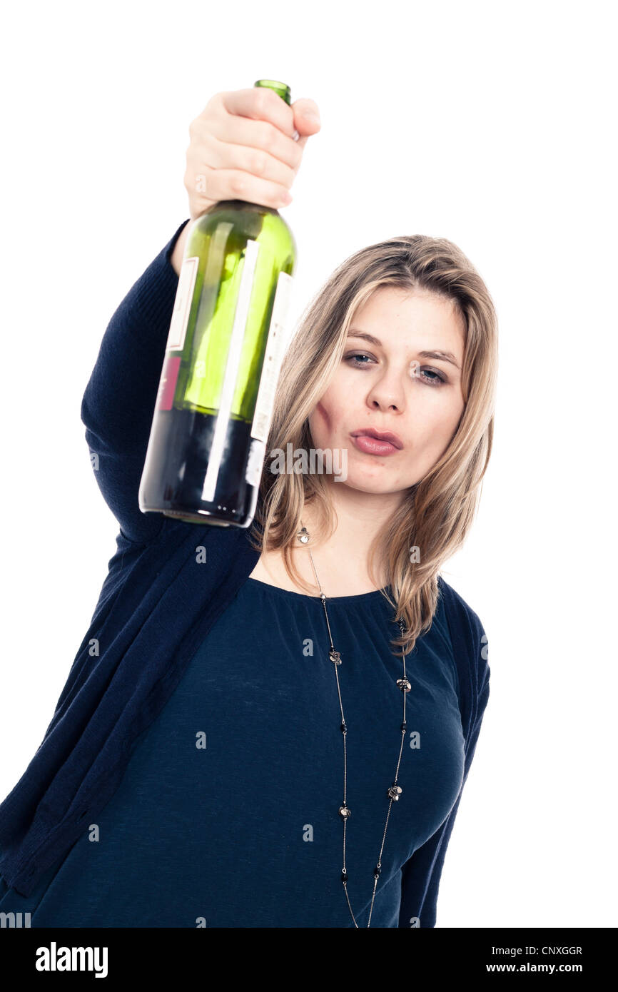 Junge selbstbewusste betrunken Frau mit Flasche Wein, isoliert auf weißem Hintergrund. Stockfoto