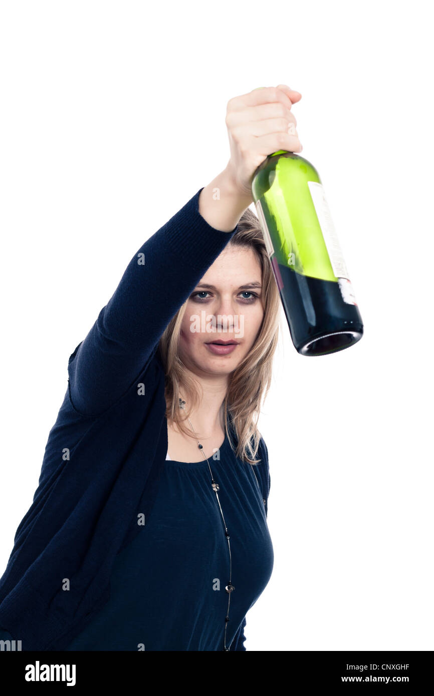 Betrunken Frau mit Flasche Wein, isoliert auf weißem Hintergrund. Stockfoto