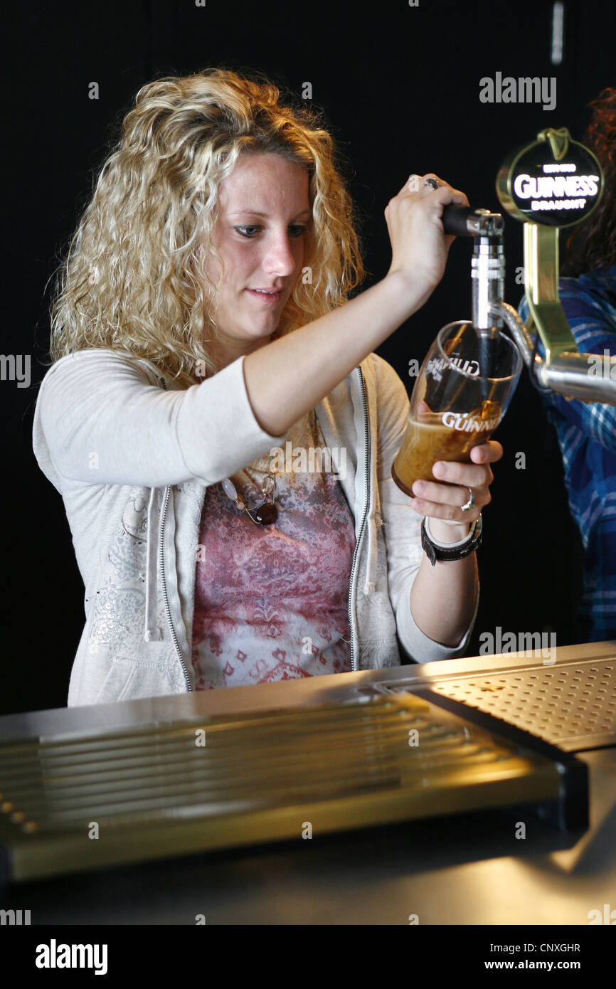 Besucher lernen, wie man die "Perfect Pint", Guinness Storehouse, Dublin, Irland zu gießen Stockfoto