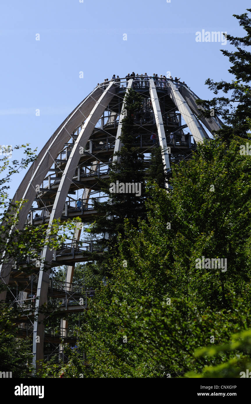 Aussichtsturm voll von Besuchern auf dem Waldlehrpfad Neuschoenau, Nationalpark Bayerischer Wald, Bayern, Deutschland Stockfoto