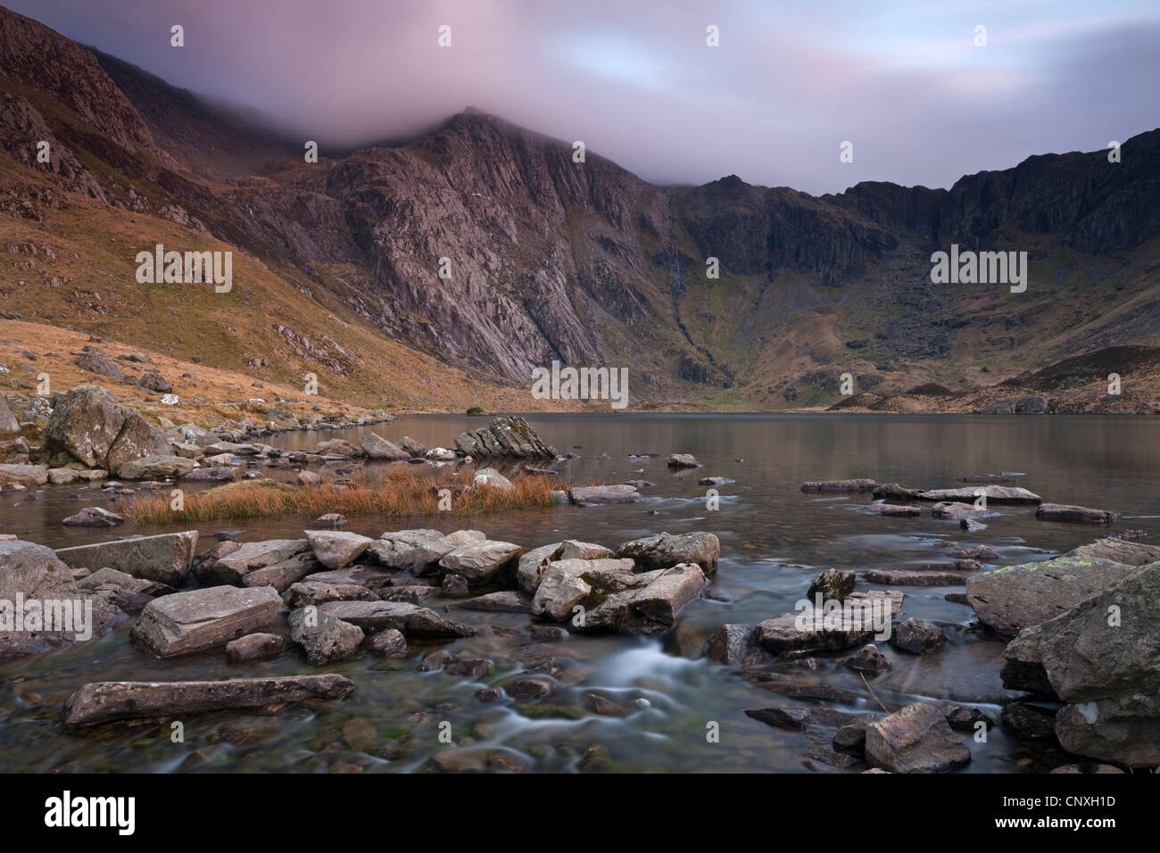 Dämmerung am Llyn Idwal Blick in des Teufels Küche, Snowdonia, Wales, UK. Frühling (April) 2011. Stockfoto